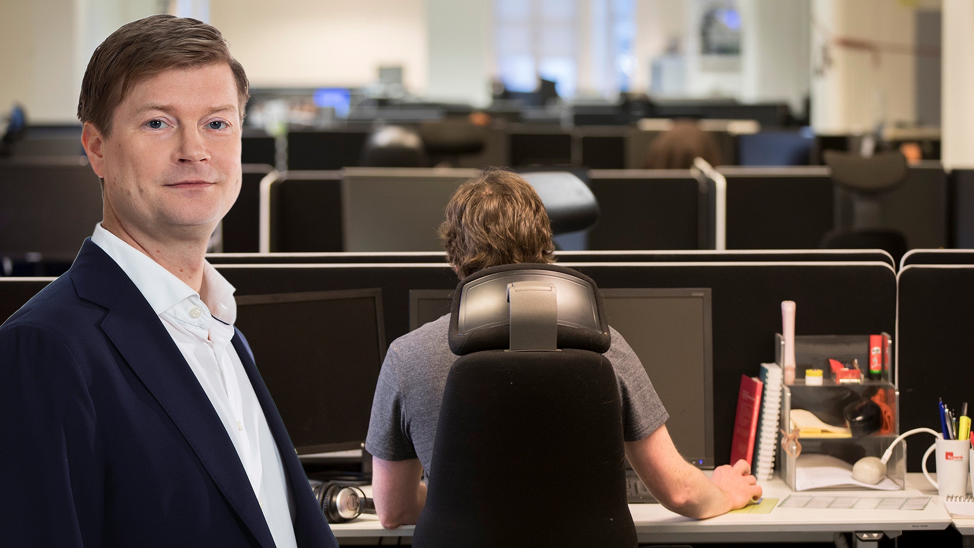 En man i ett kontorslandskap och EFN:s analytiker Peter Hedlund.