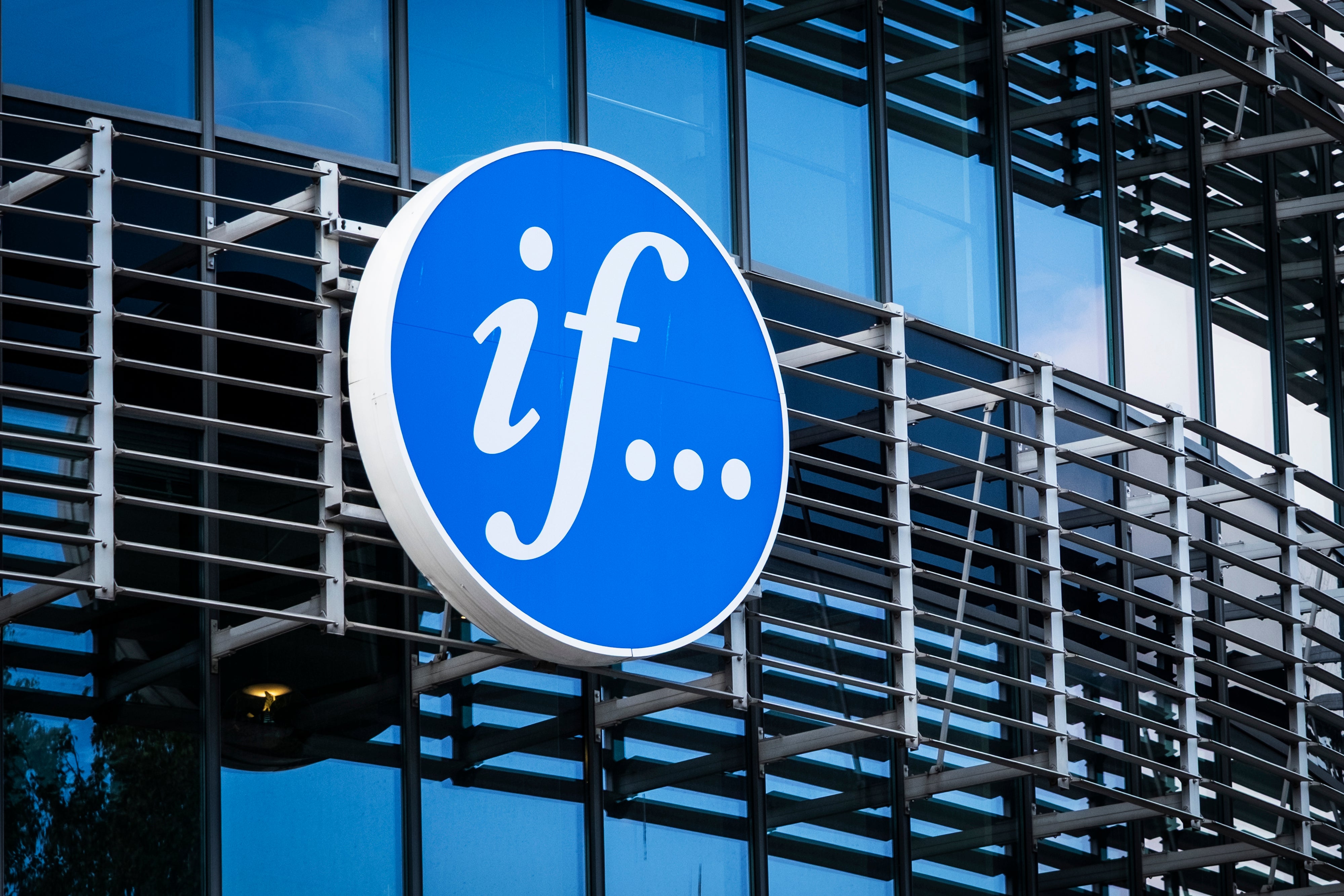 If:s logotyp sitter monterad på en kontorsbyggnads glasfasad.