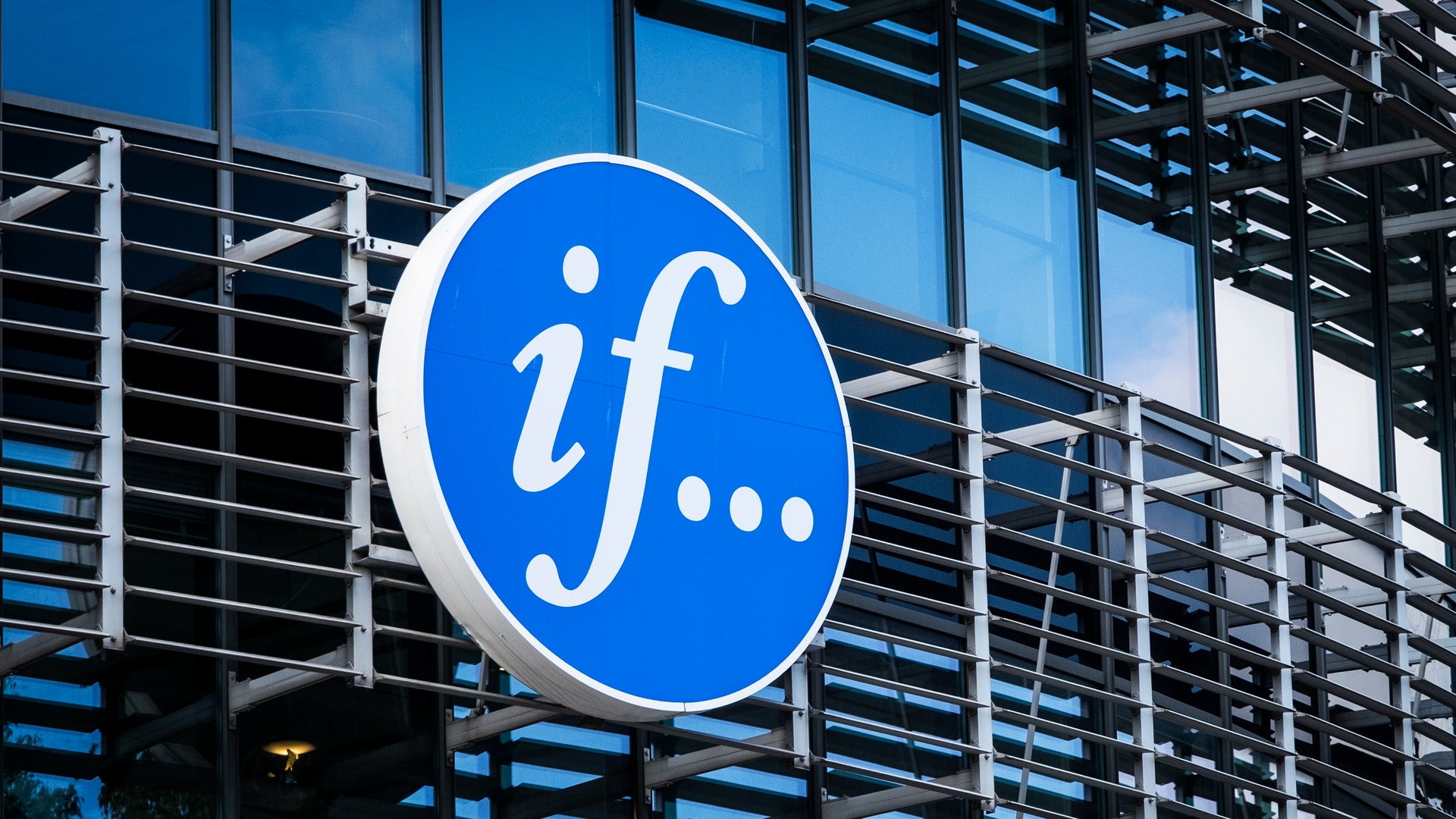 If:s logotyp sitter monterad på en kontorsbyggnads glasfasad.