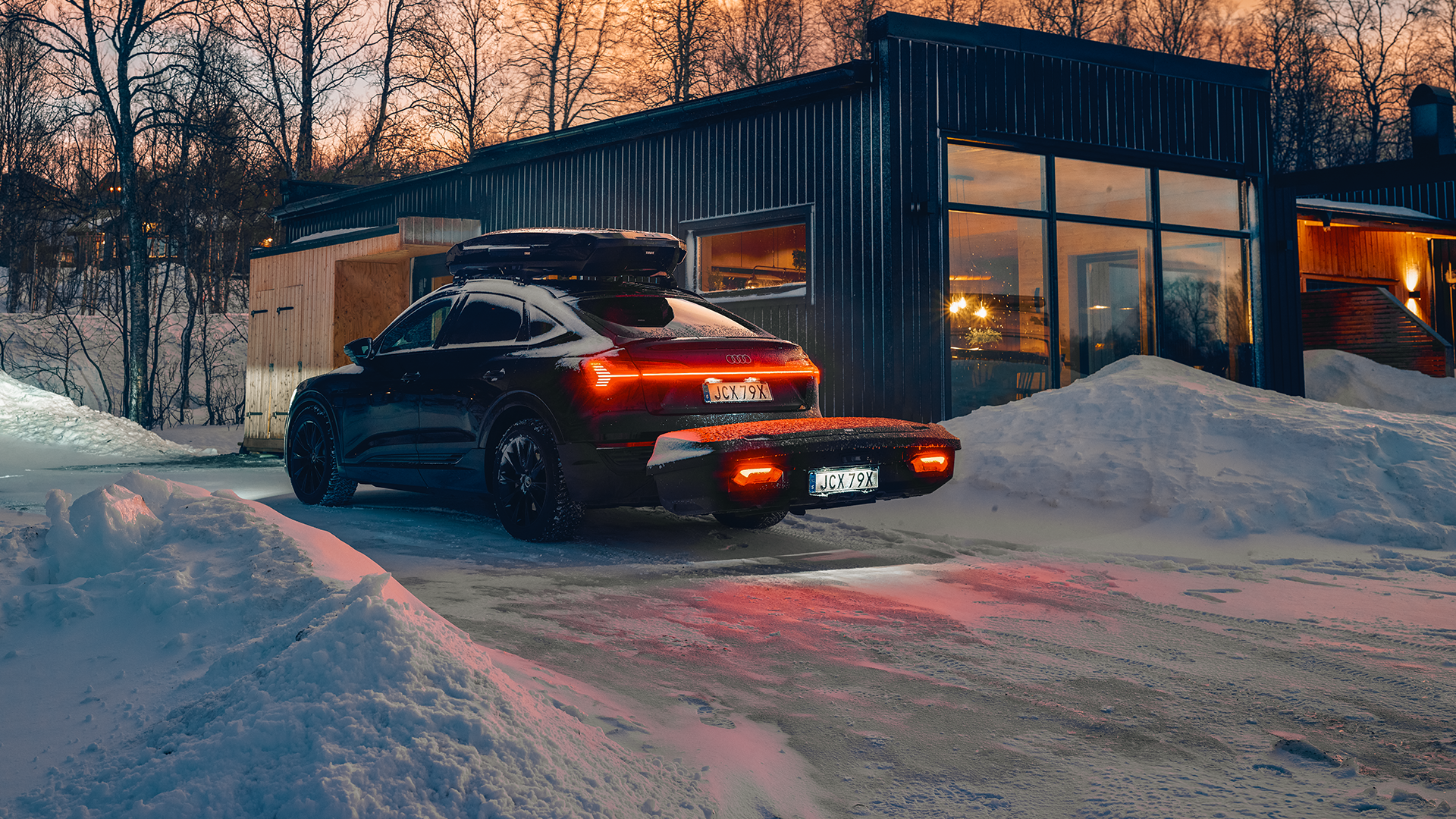 Thule-box utanför ett hus.