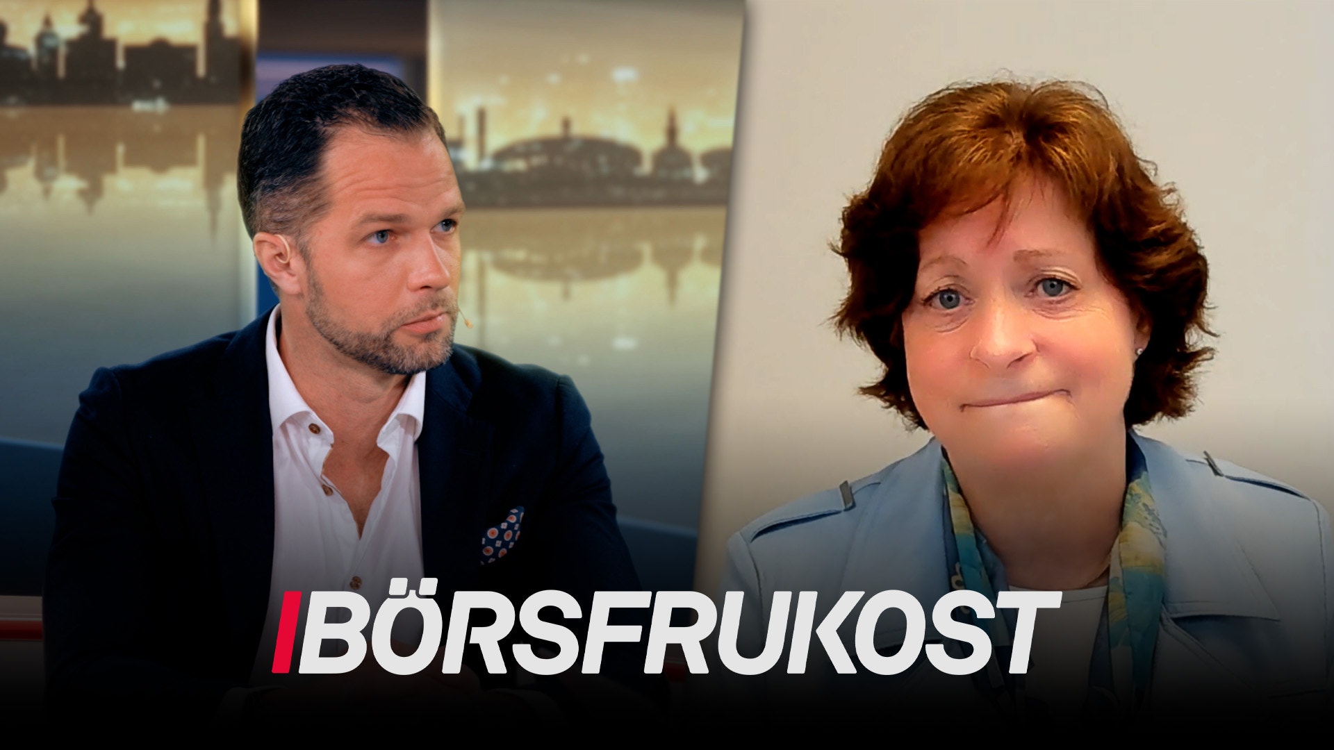 Två personer i en TV-studio under ett program om börsfrågor. En man i mörk kostym och en kvinna med rött hår sitter mitt emot varandra. I bakgrunden syns en stadshorisont.
