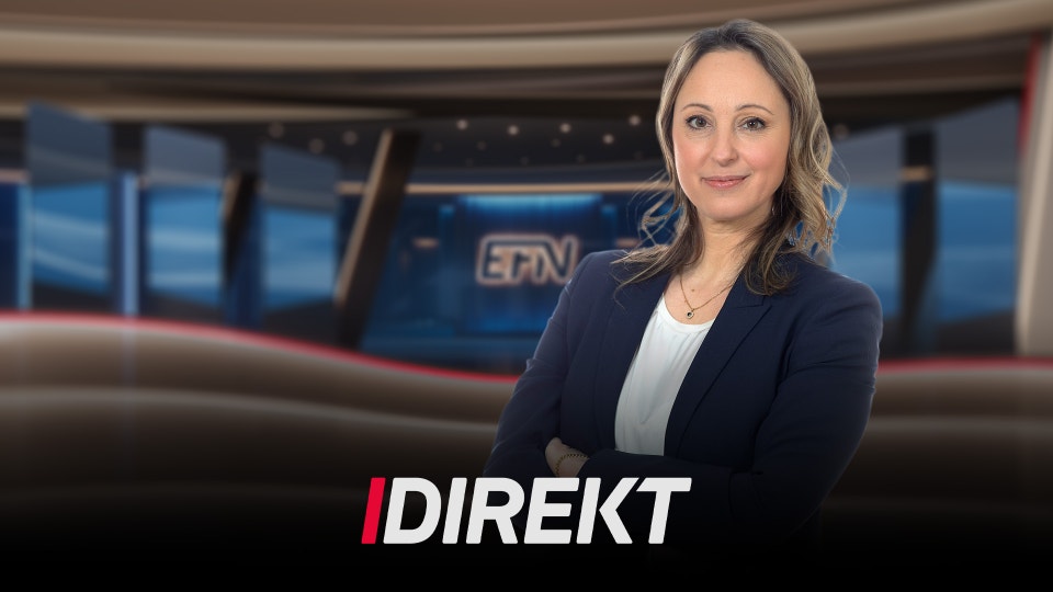 Porträttfoto av Kelly Connelin, en kvinna i mörkblå kavaj och vit skjorta, fotograferad i en professionell TV-studiomiljö med moderna glasfönster och DIREKT-logotypen synlig i förgrunden.