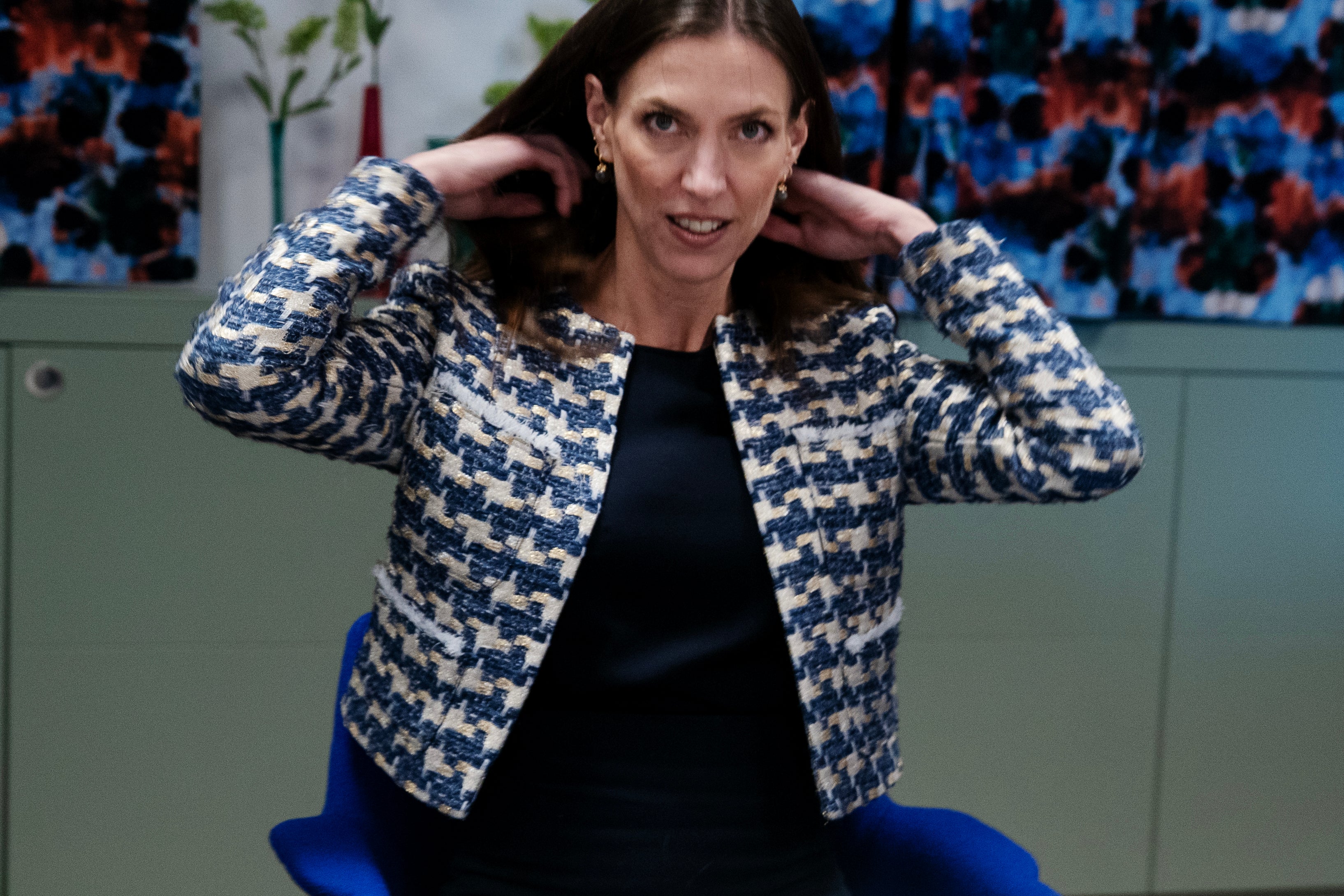 Porträttfoto av en kvinna i blå och vit jacka