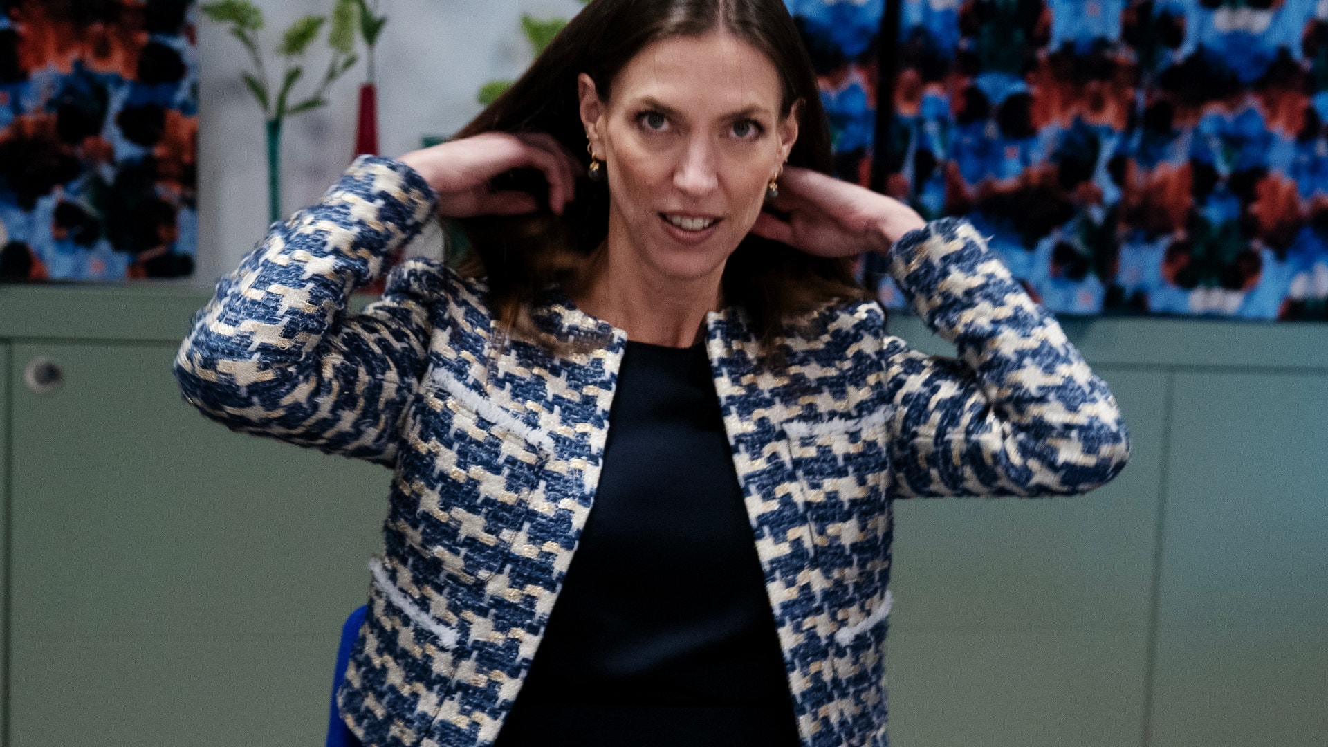 Porträttfoto av en kvinna i blå och vit jacka