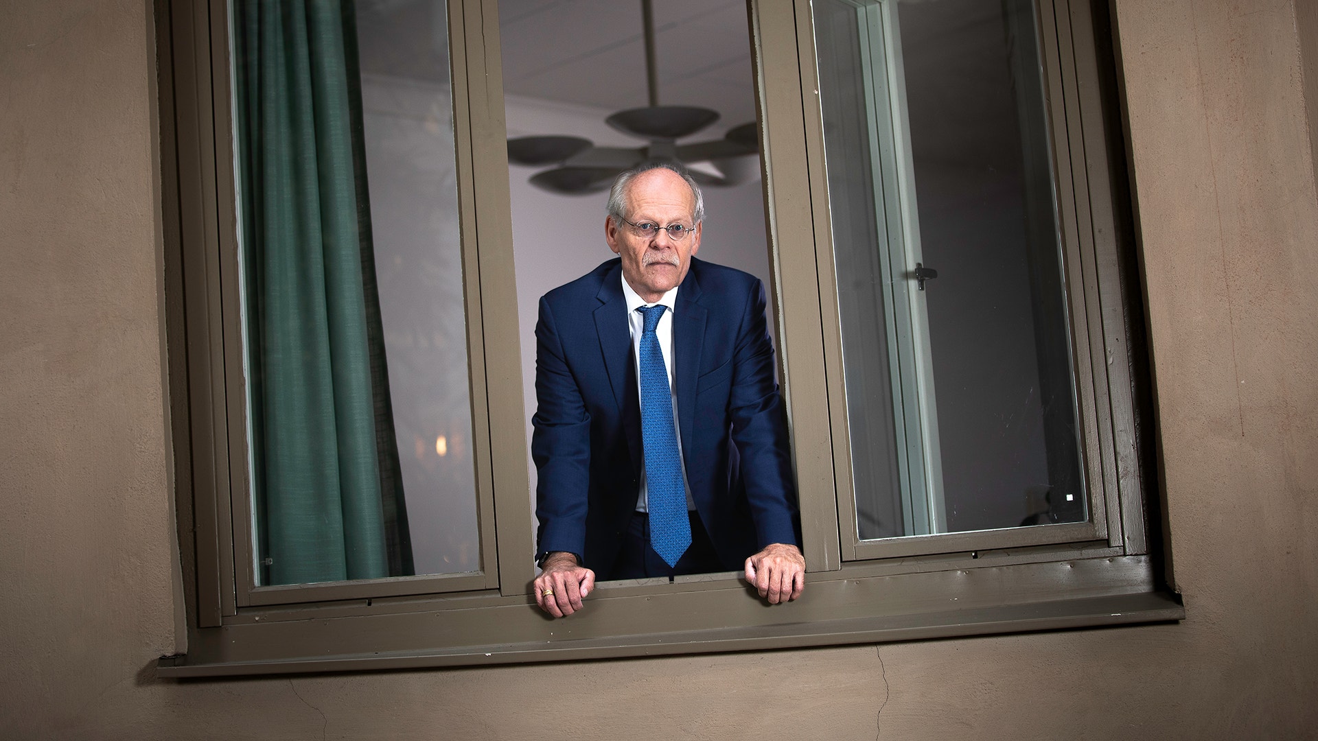 Stefan Ingves tittar ut genom ett fönster på banken.
