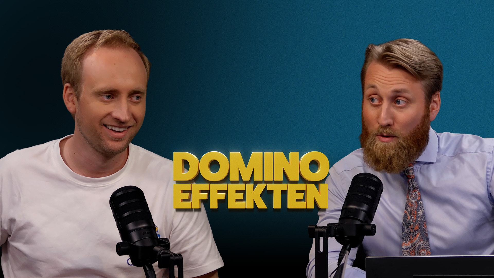Två män sitter vid podcastmikrofoner mot en blå bakgrund. Gul text med texten 'DOMINOEFFEKTEN' är placerad mellan dem.