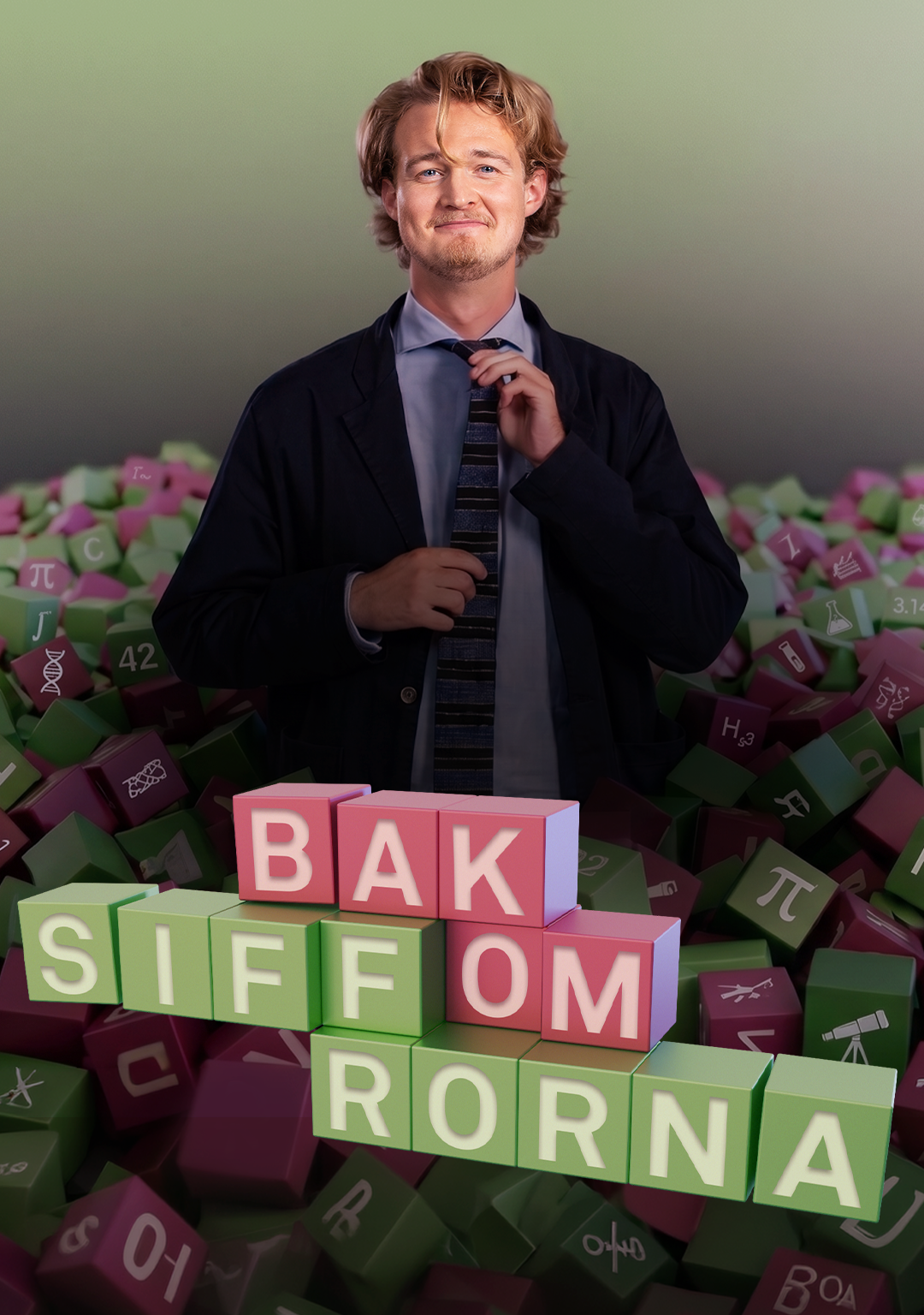 En man i mörk kavaj håller en mikrofon omgiven av stora färgglada bokstavskuber som formar texten Bakom siffrorna, med matematiska symboler i bakgrunden.