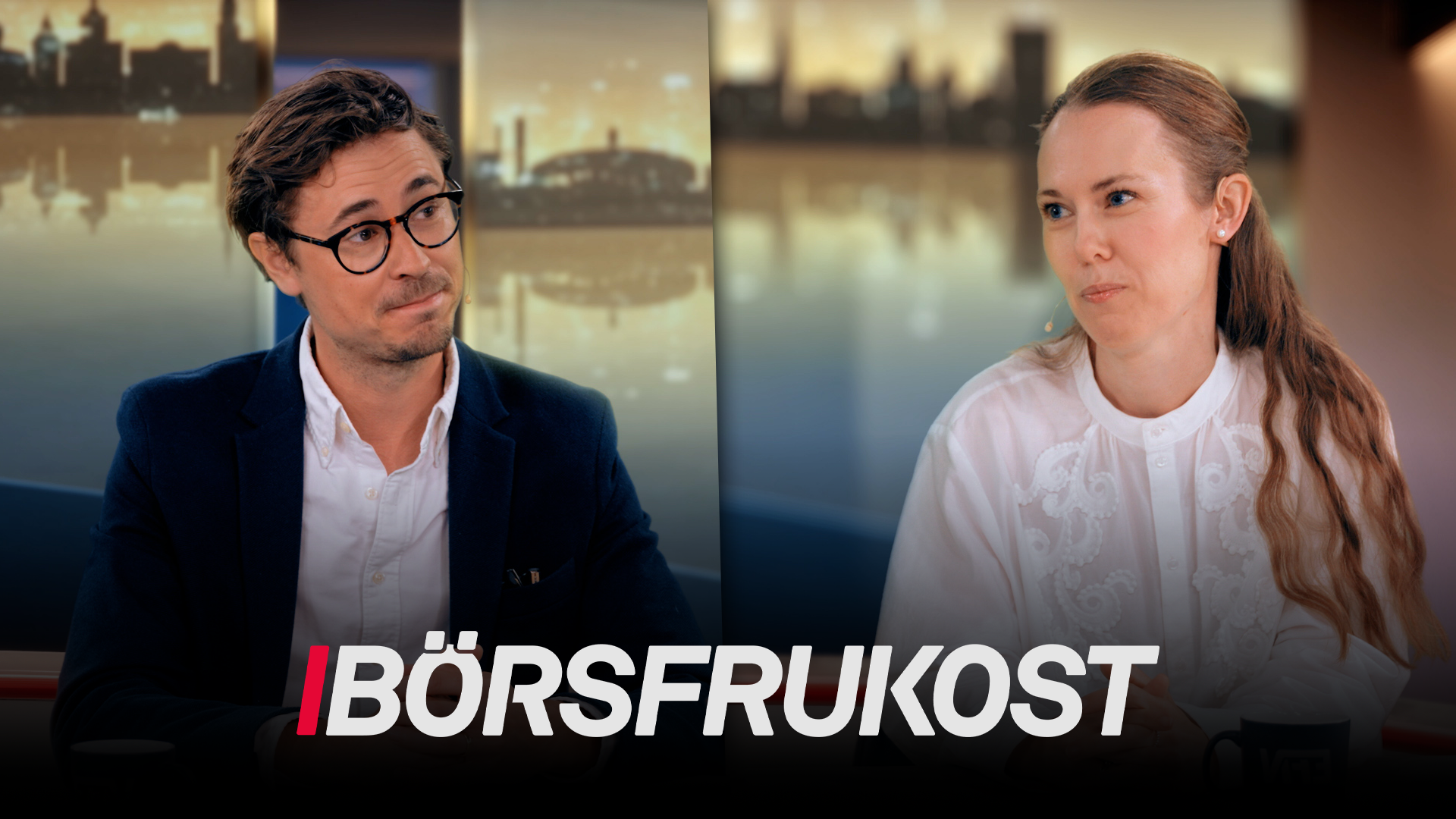 En man och en kvinna sitter och diskuterar framför en stadshorisont. Texten Börsfrukost visas längst ned på skärmen.