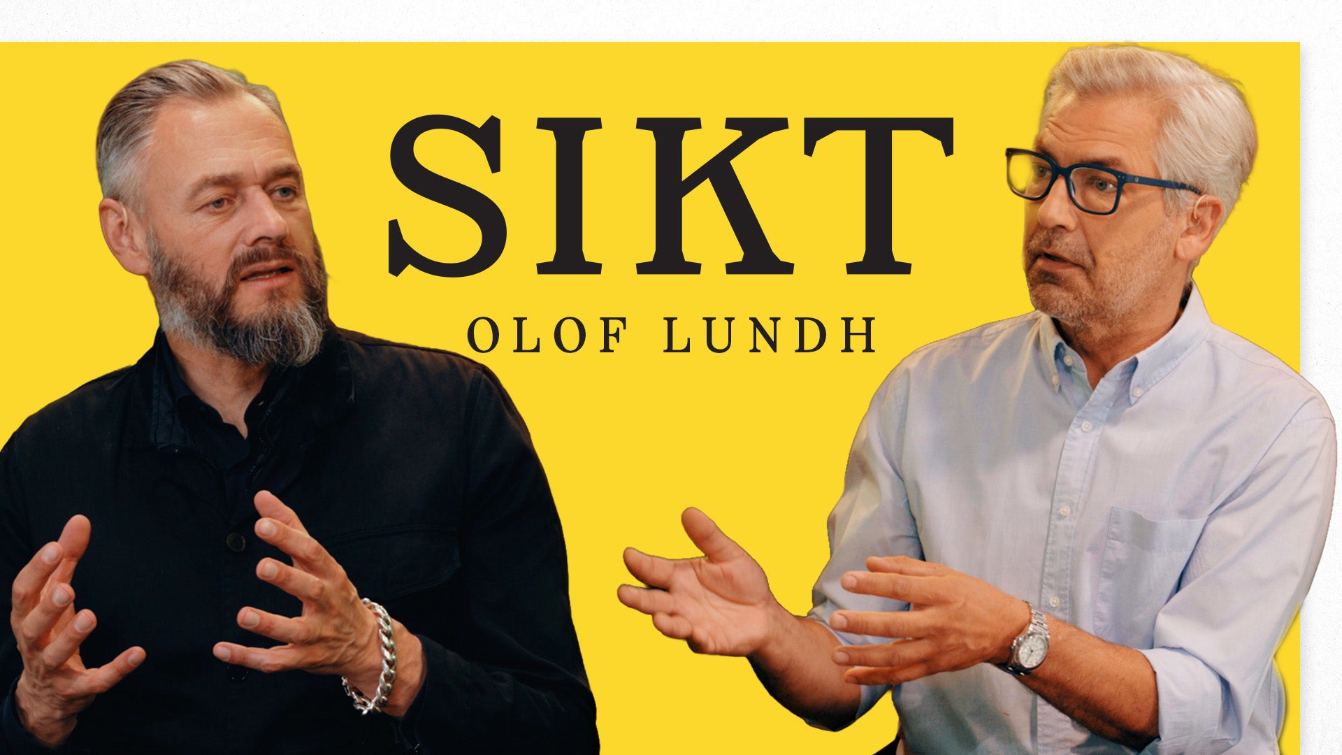 Två män samtalar mot gul bakgrund. Texten SIKT OLOF LUNDH är synlig på bilden.