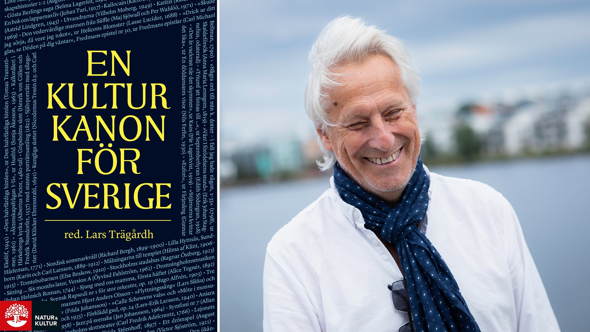 En äldre man med vitt hår står bredvid boken 'En kulturkanon för Sverige'. Han bär en vit skjorta och mörkblå scarf. I bakgrunden syns vatten och en stadssilhuett.