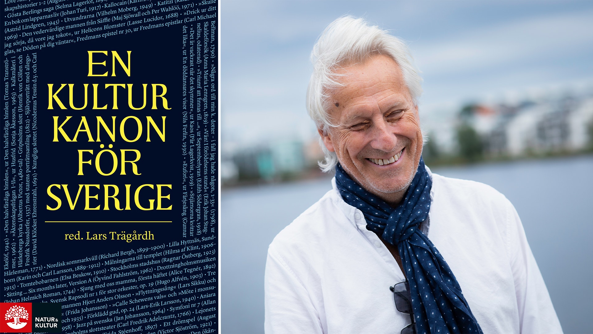 En äldre man med vitt hår står bredvid boken 'En kulturkanon för Sverige'. Han bär en vit skjorta och mörkblå scarf. I bakgrunden syns vatten och en stadssilhuett.
