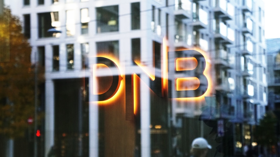 DNB faller efter att Norges Bank oväntat sänkt styrräntan.