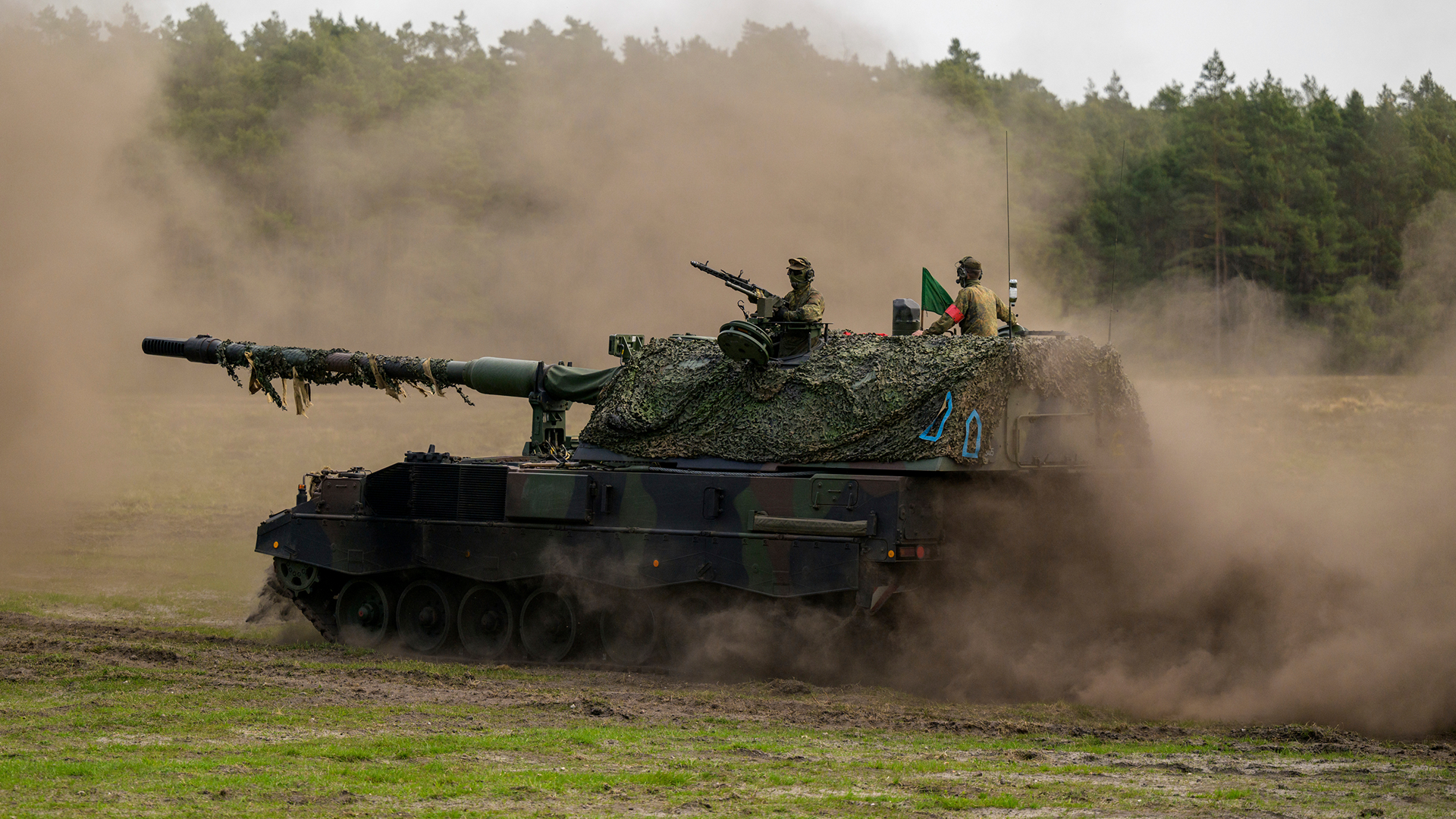 En självgående bandhaubits 2000 under en övning med tyska armén. Bandhaubitsen har utvecklats av Rheinmetall och KMW.