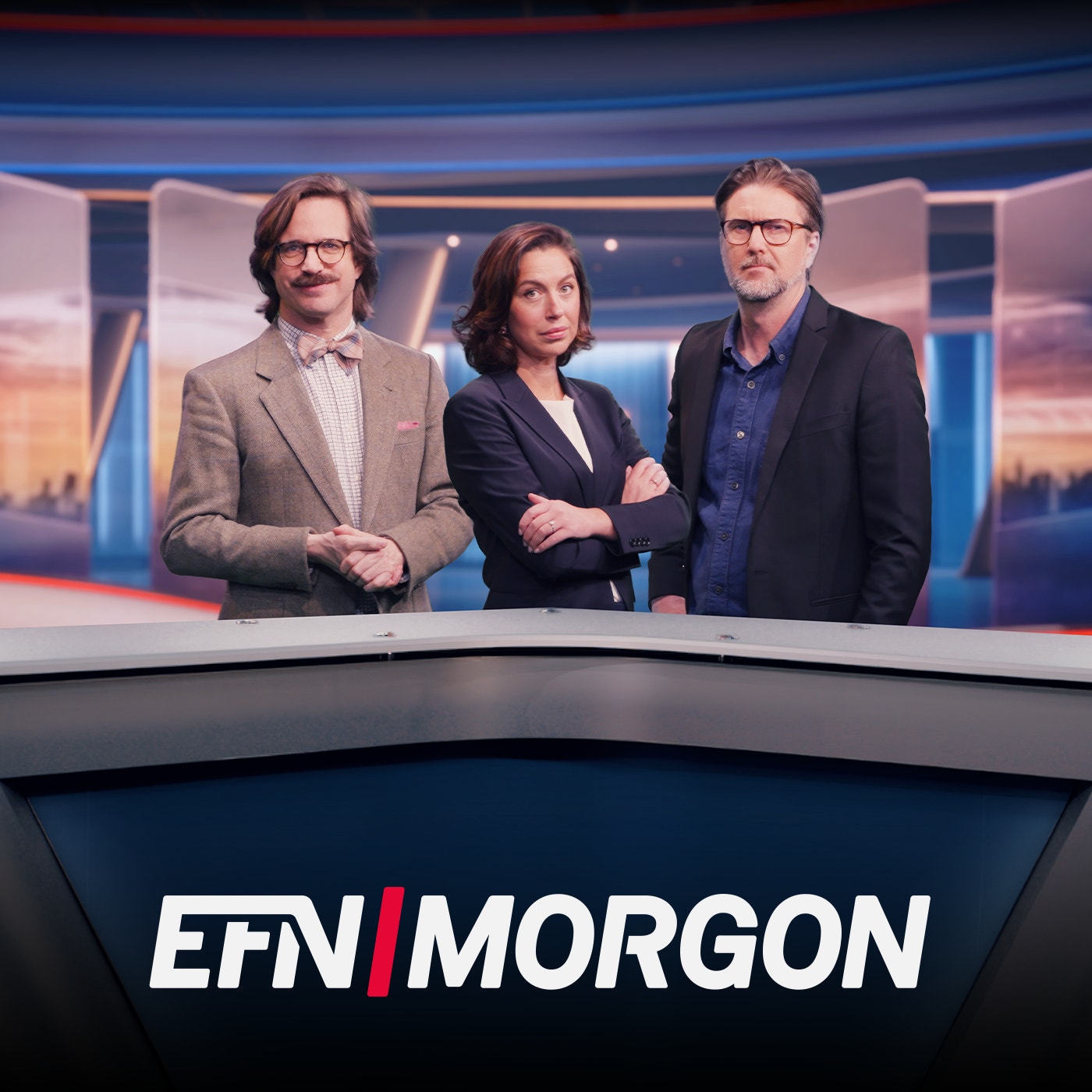 Tre personer vid ett nyhetersankarbord i en TV-studio. Logotypen EFN MORGON syns längst ner på bilden.