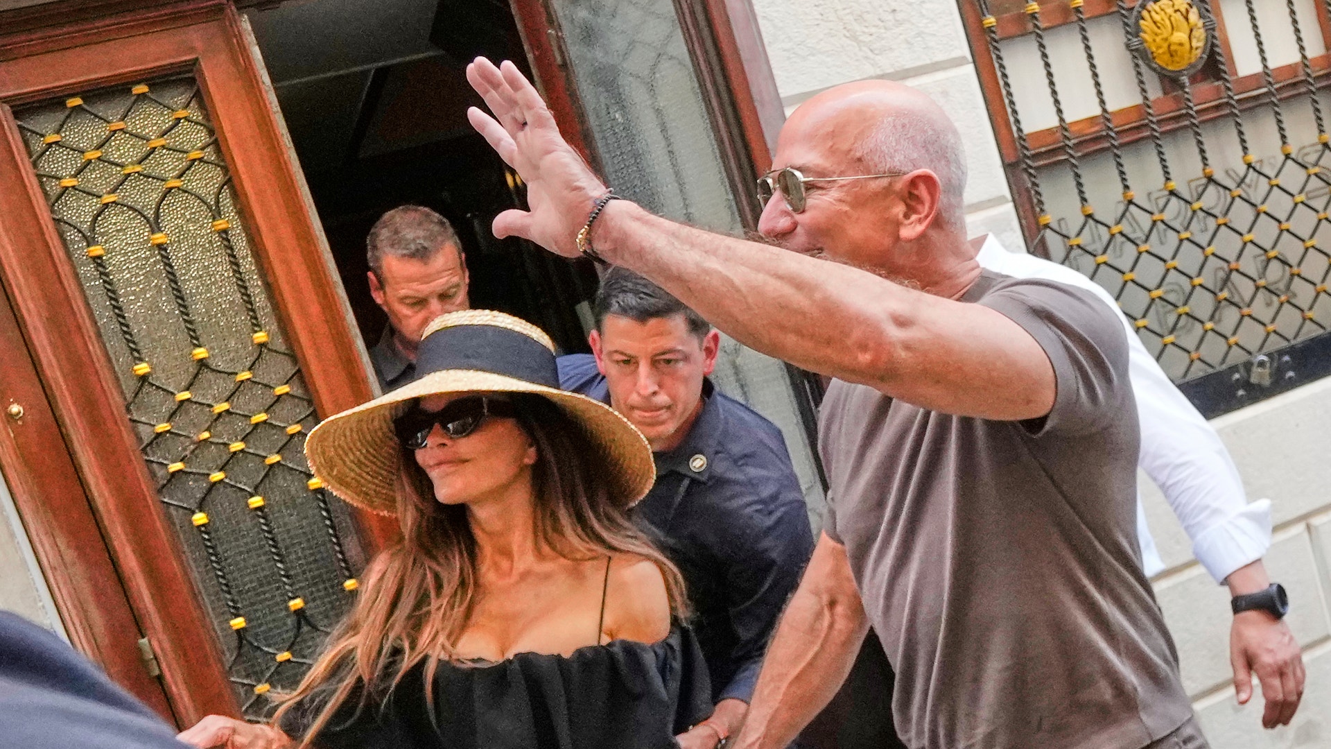 Jeff Bezos med frun Lauren Sánchez Bezos utanför baren Harry's i Venedig.