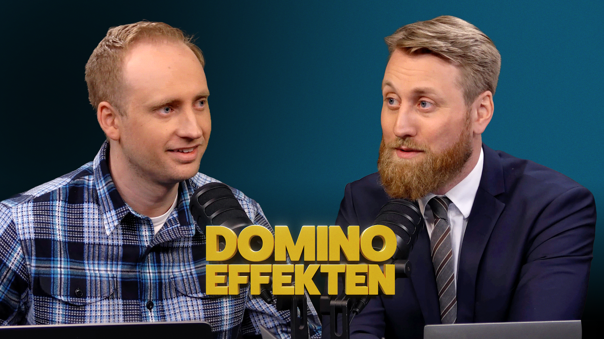 Två män i samtal framför blå bakgrund. Text överlagd säger Domino Effekten.