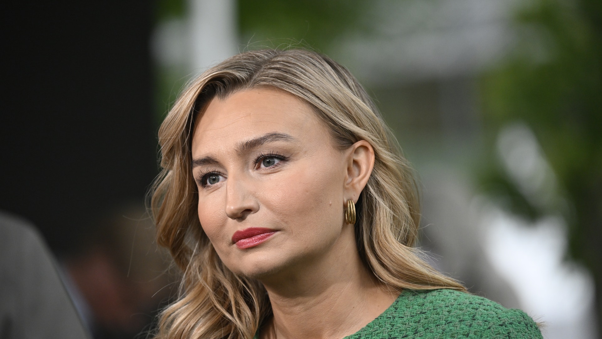 Ebba Busch håller i en mikrofon och ser ut att lyssna koncentrerat på en reporter.