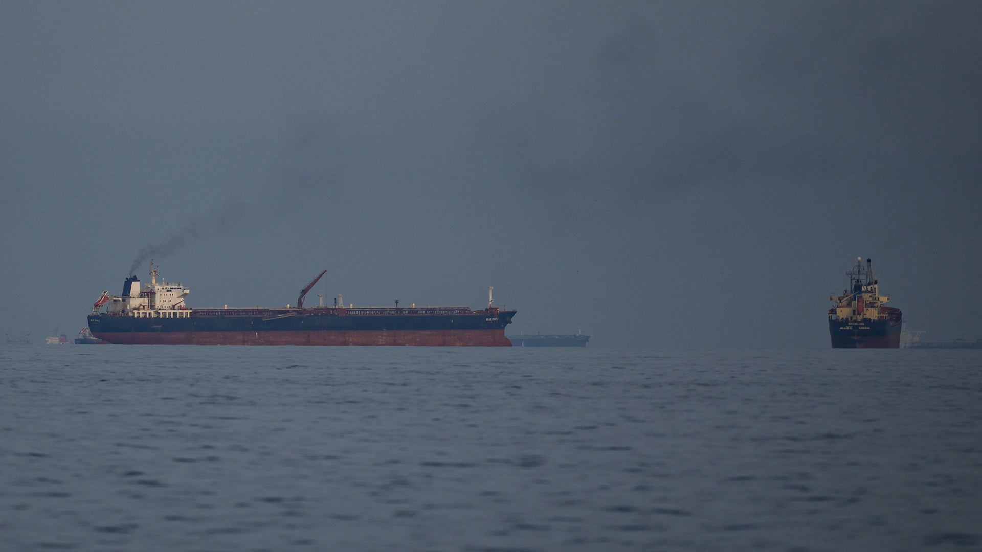Två lastfartyg på havet i dimmigt väder