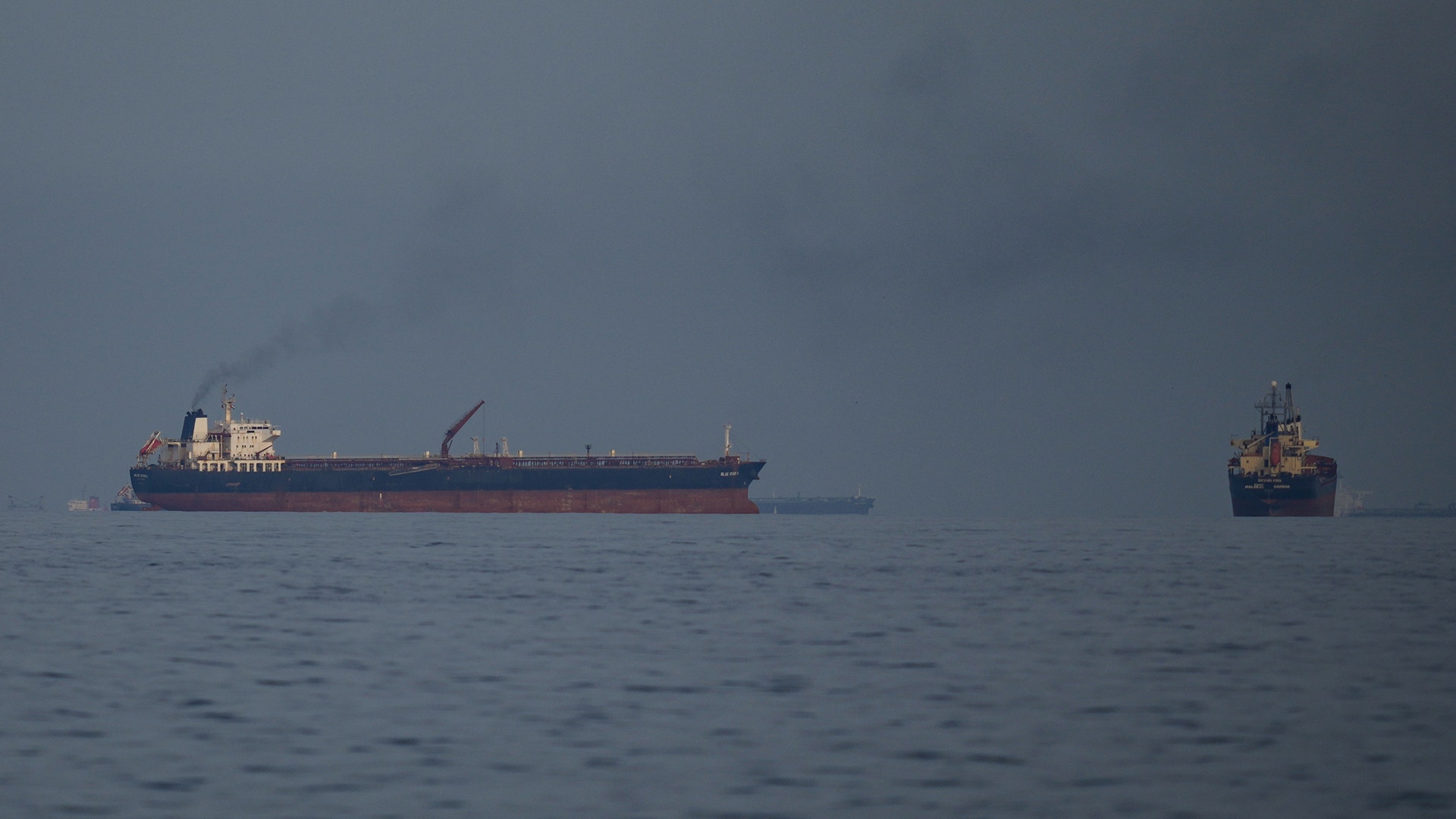 Två lastfartyg på havet i dimmigt väder