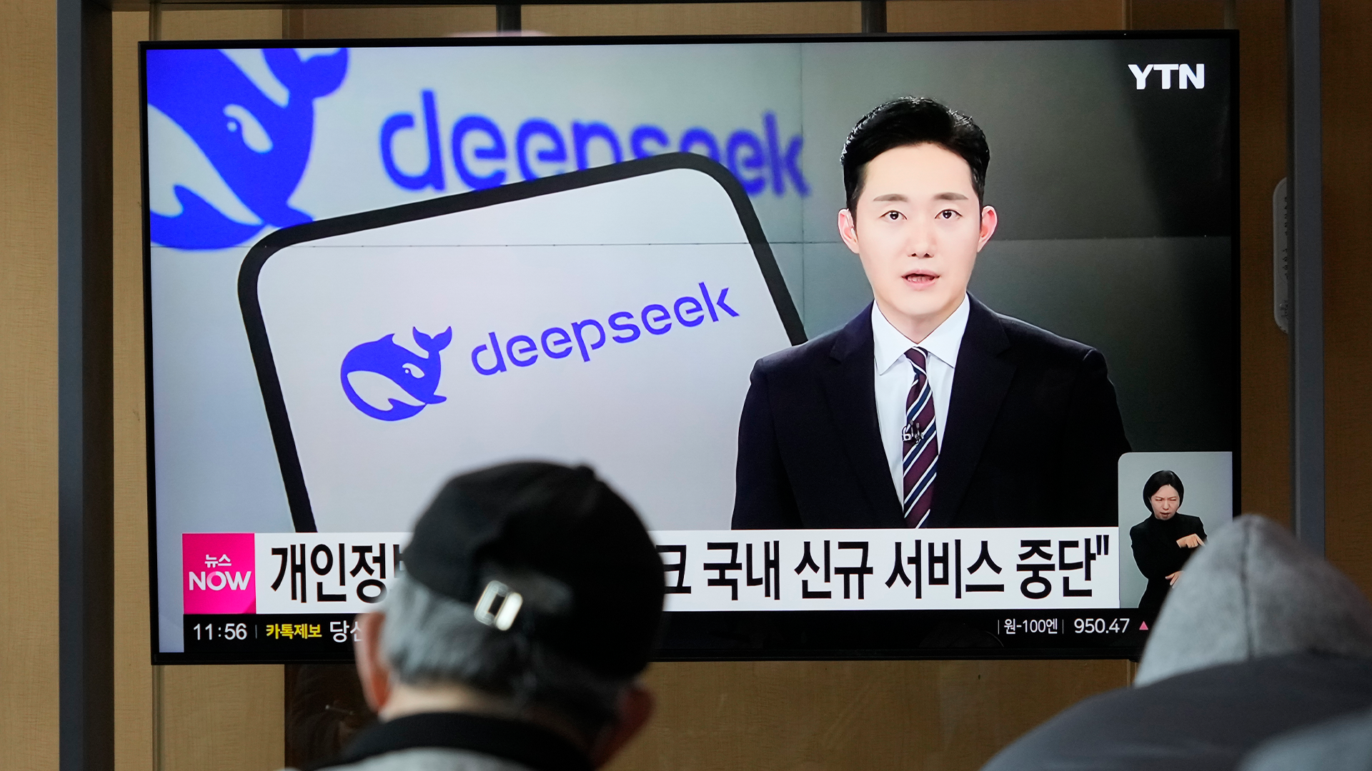 TV-skärm som visar en nyhetsrapport om DeepSeek-appen med en nyhetspresentatör och DeepSeek-logon.