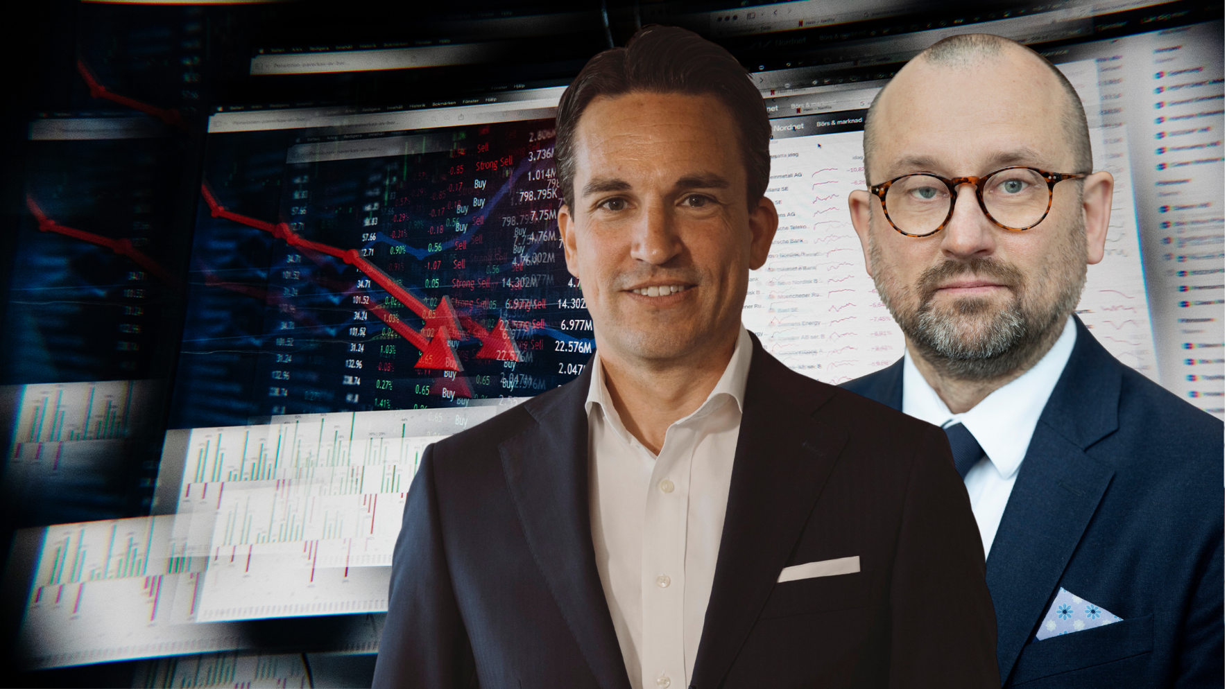 Två affärsmän i kostym framför finansiella marknadsdiagram och aktiekurser.