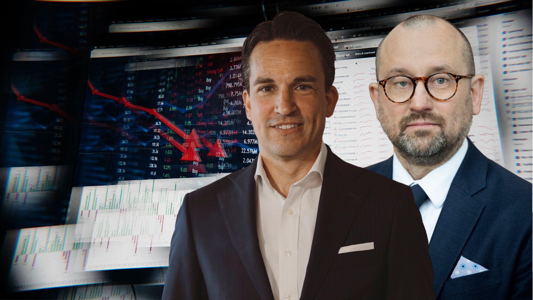 Två affärsmän i kostym framför finansiella marknadsdiagram och aktiekurser.
