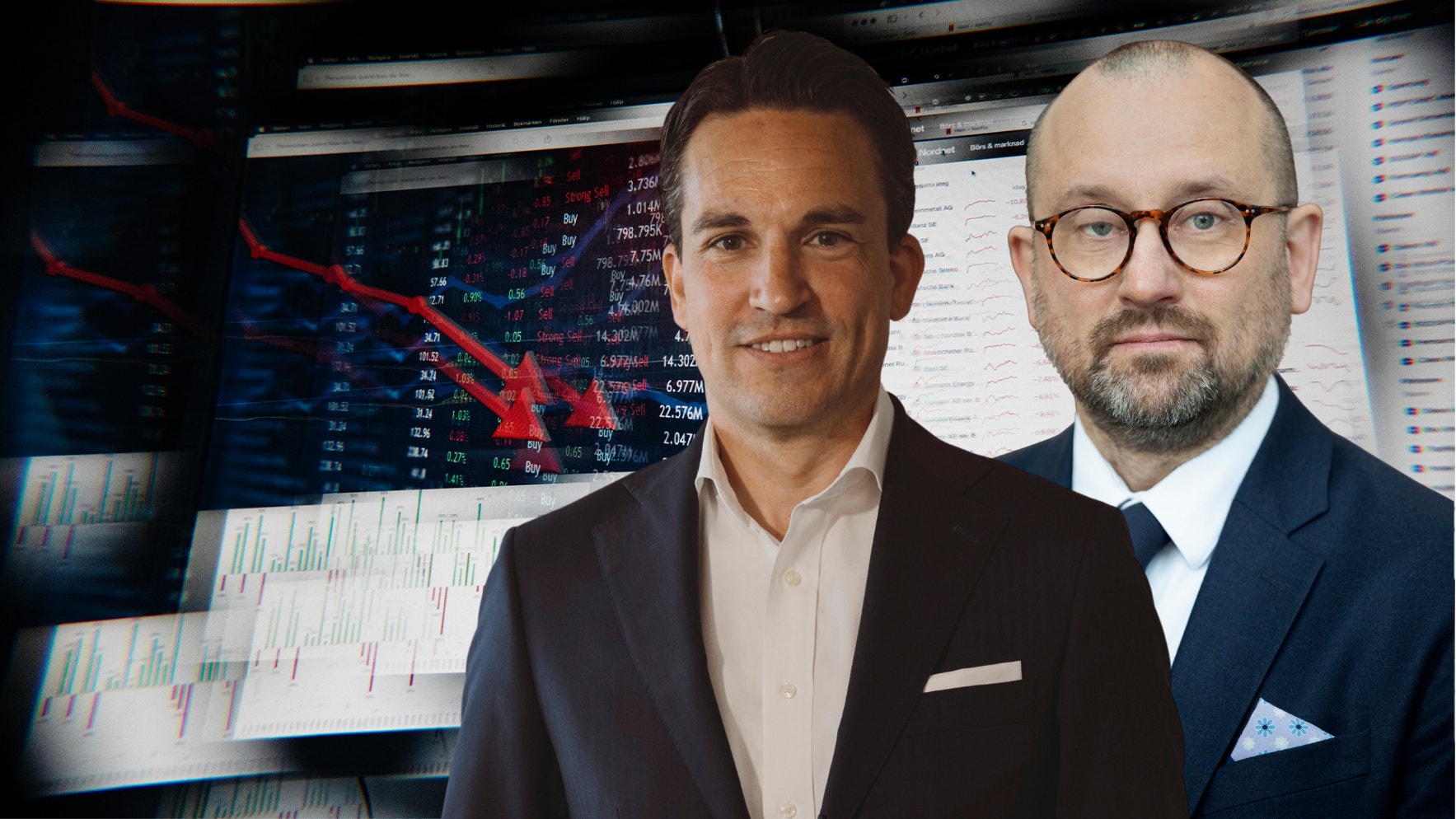 Två affärsmän i kostym framför finansiella marknadsdiagram och aktiekurser.