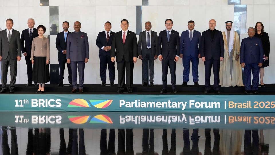 Representanter för BRICS på plats i Brasilien för en sammankomst som inleds den 6 juli 2025. Representanterna står uppställda på rad klädda i kostym.
