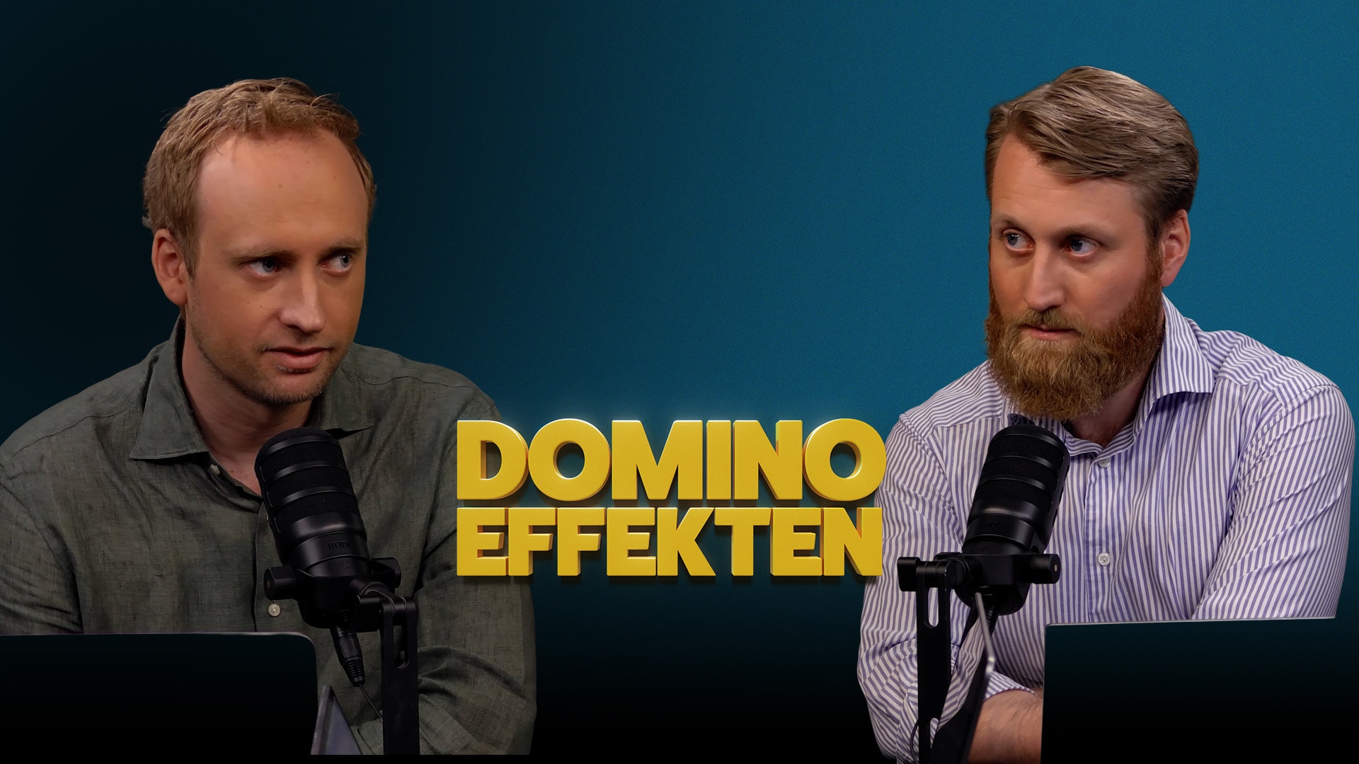 Två män sitter vid mikrofoner framför en blå bakgrund. Texten Dominoeffekten visas i gult i mitten av bilden.