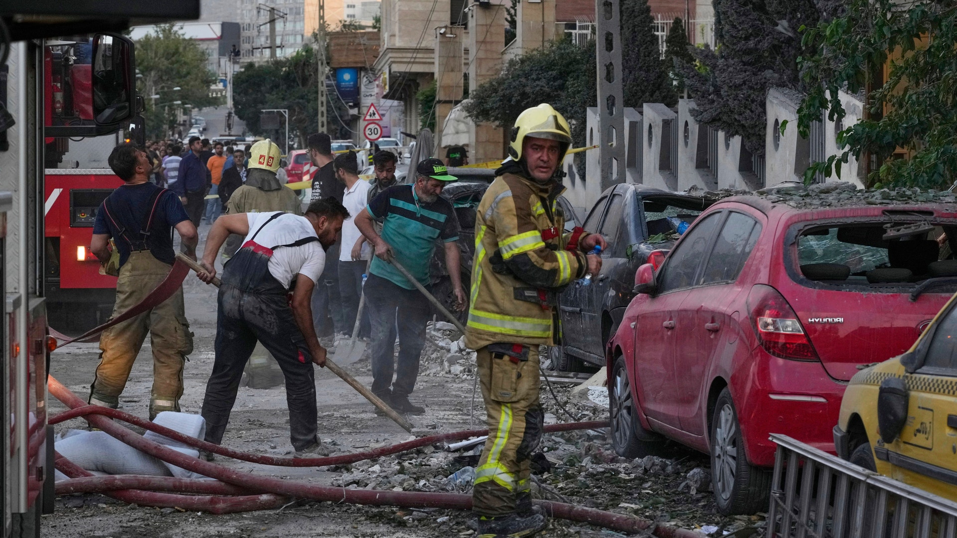 Räddningspersonal efter Israel attackerat Iran.