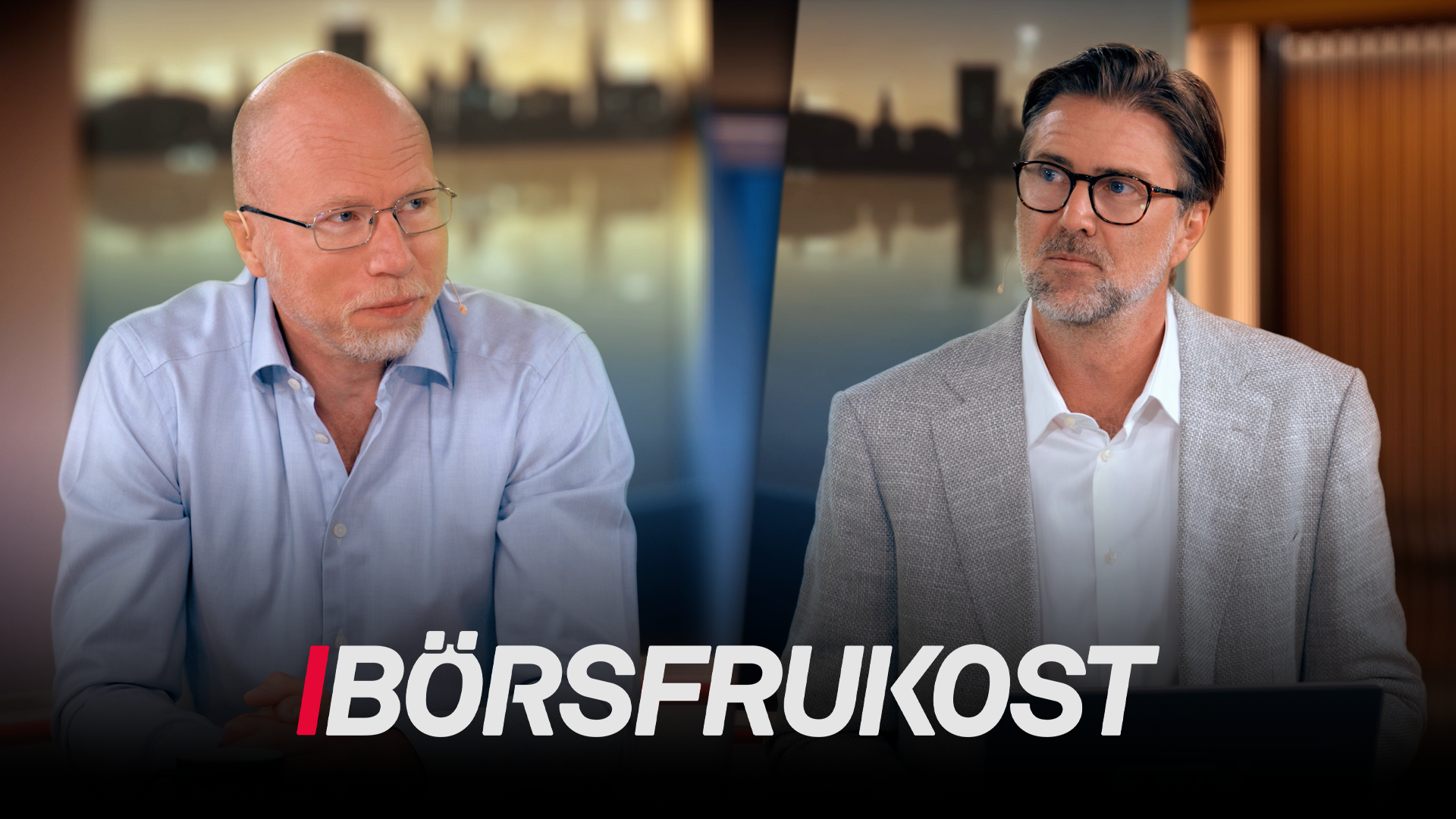 Två män i en studiomiljö med stadshorisont i bakgrunden. Texten Börsfrukost visas längst ned på bilden.