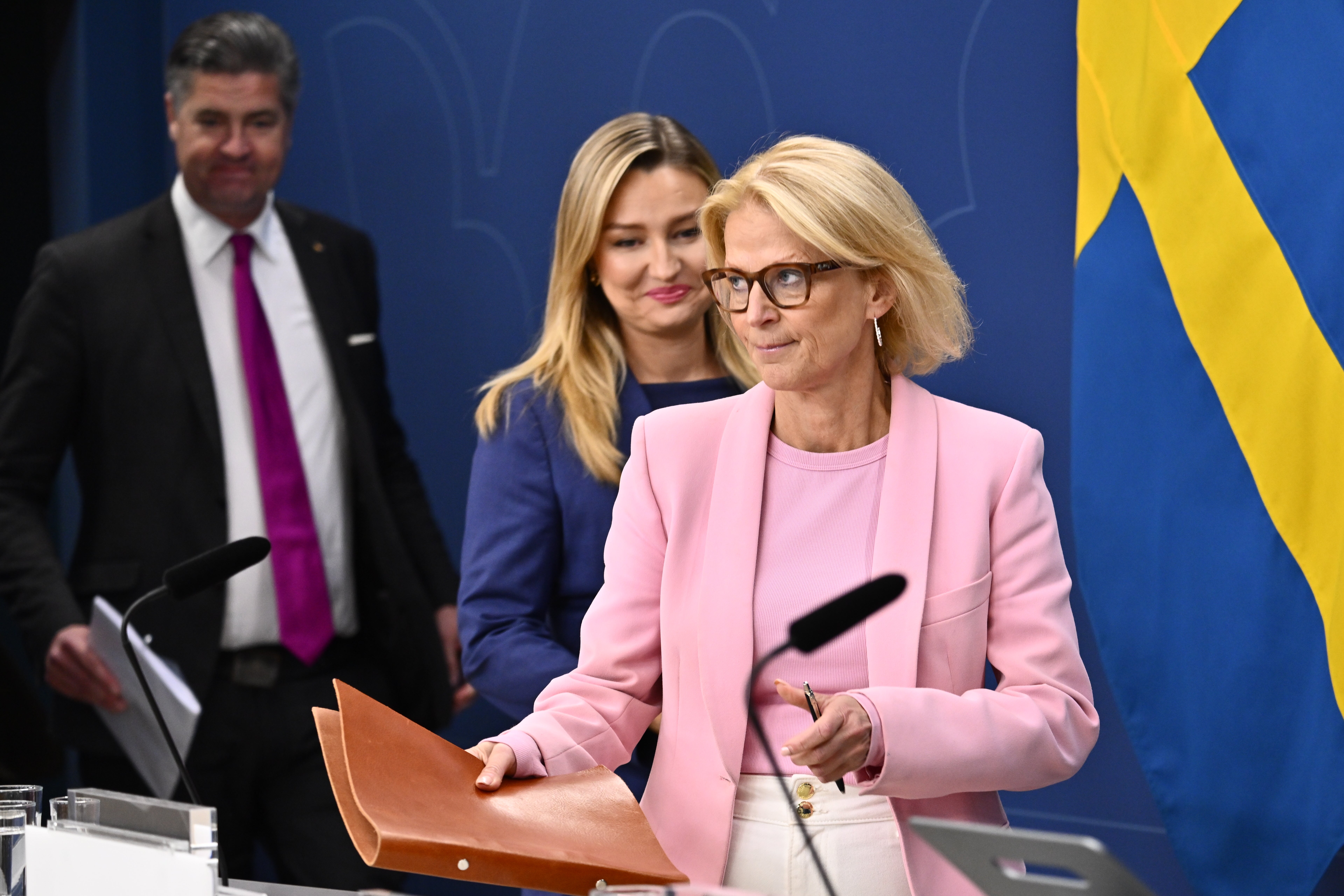 Finansminister Elisabeth Svantesson, energi- och näringsminister Ebba Busch, utbildnings- och integrationsminister Simona Mohamsson och ekonomisk-politisk talesperson för Sverigedemokraterna Oscar Sjöstedt, under måndagens pressträff där nyheter i den kommande höstbudgeten presenteras.