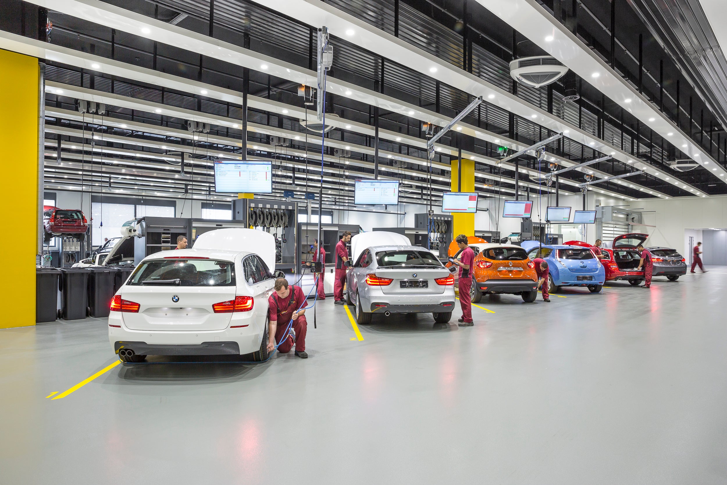 Bild inifrån en bilhall.