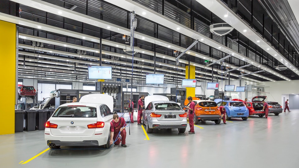Bild inifrån en bilhall.