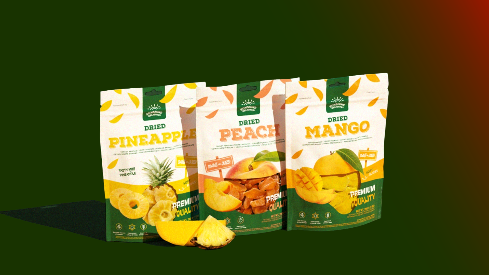 Tre förpackningar med torkad frukt: ananas, persika och mango, tillsammans med lösa fruktstycken framför förpackningarna.