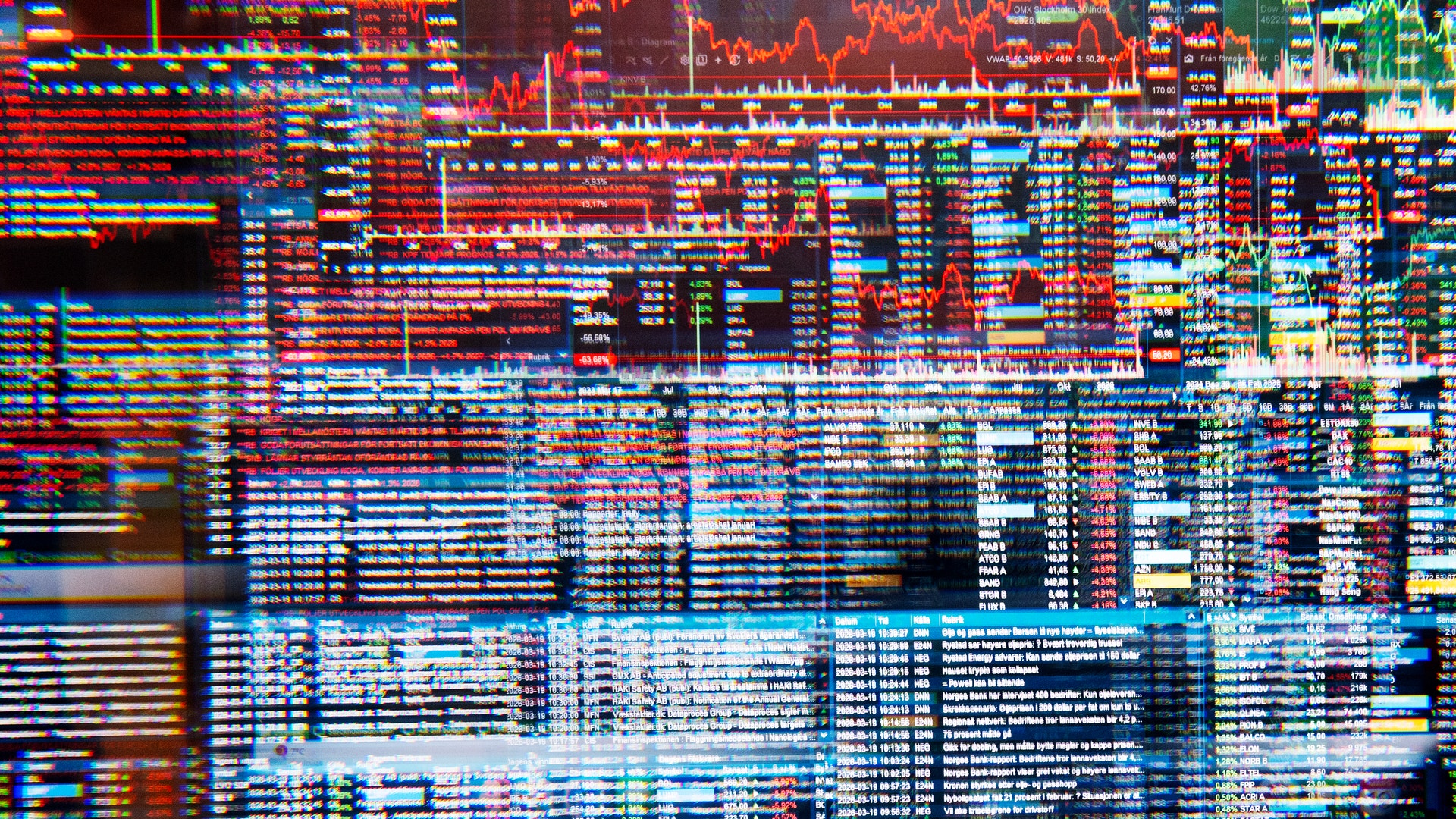 Närbild av en datorskärm som visar finansiell marknadsdata med färgglada siffror och grafer.