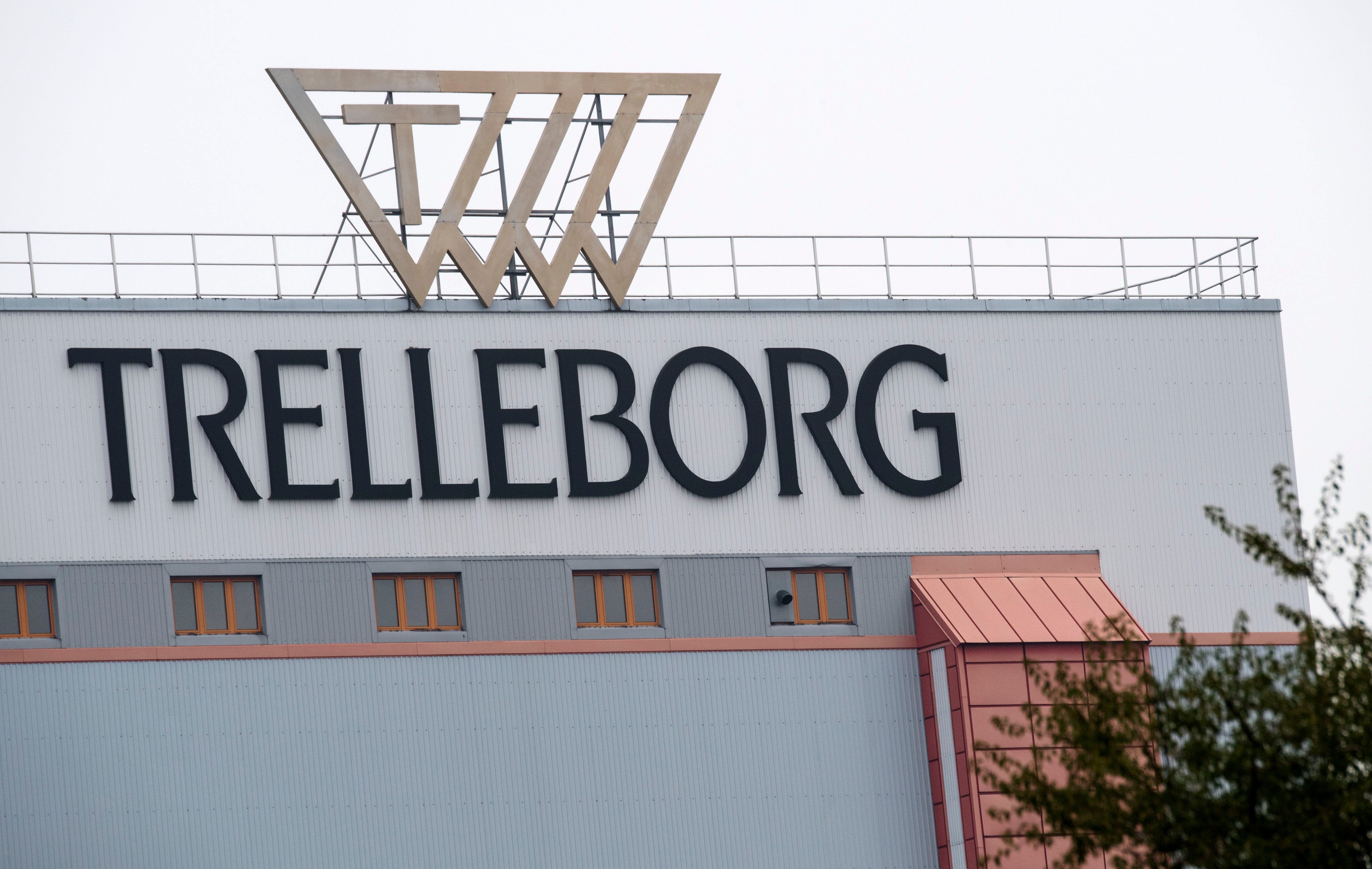 Industribyggnad med Trelleborgs logotyp på fasaden och en basketkorg på taket.