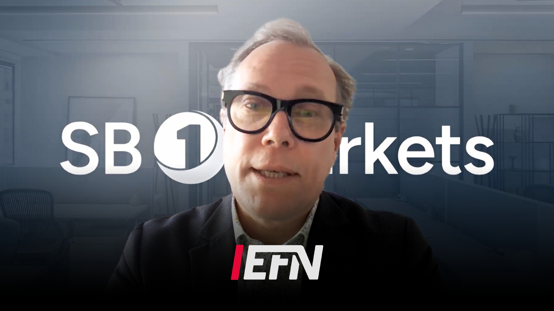 Porträttbild av en man med glasögon i ett kontor. Logotyper för SB1 Markets och EFN visas på bilden.