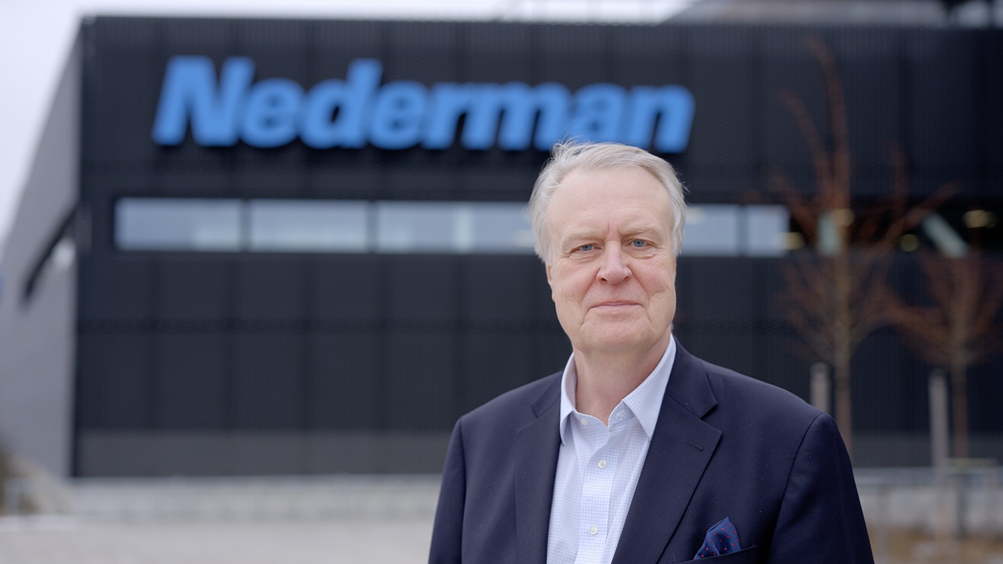 Porträtt av en man i kostym framför Nedermans huvudkontor