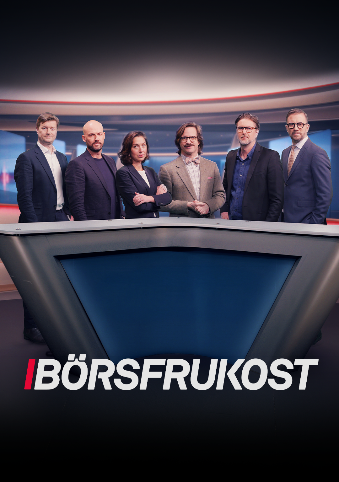 Sex personer i kostym och affärskläder står bakom ett modernt TV-studioskrivbord. Logotypen för Börsfrukost syns längst ner på bilden.