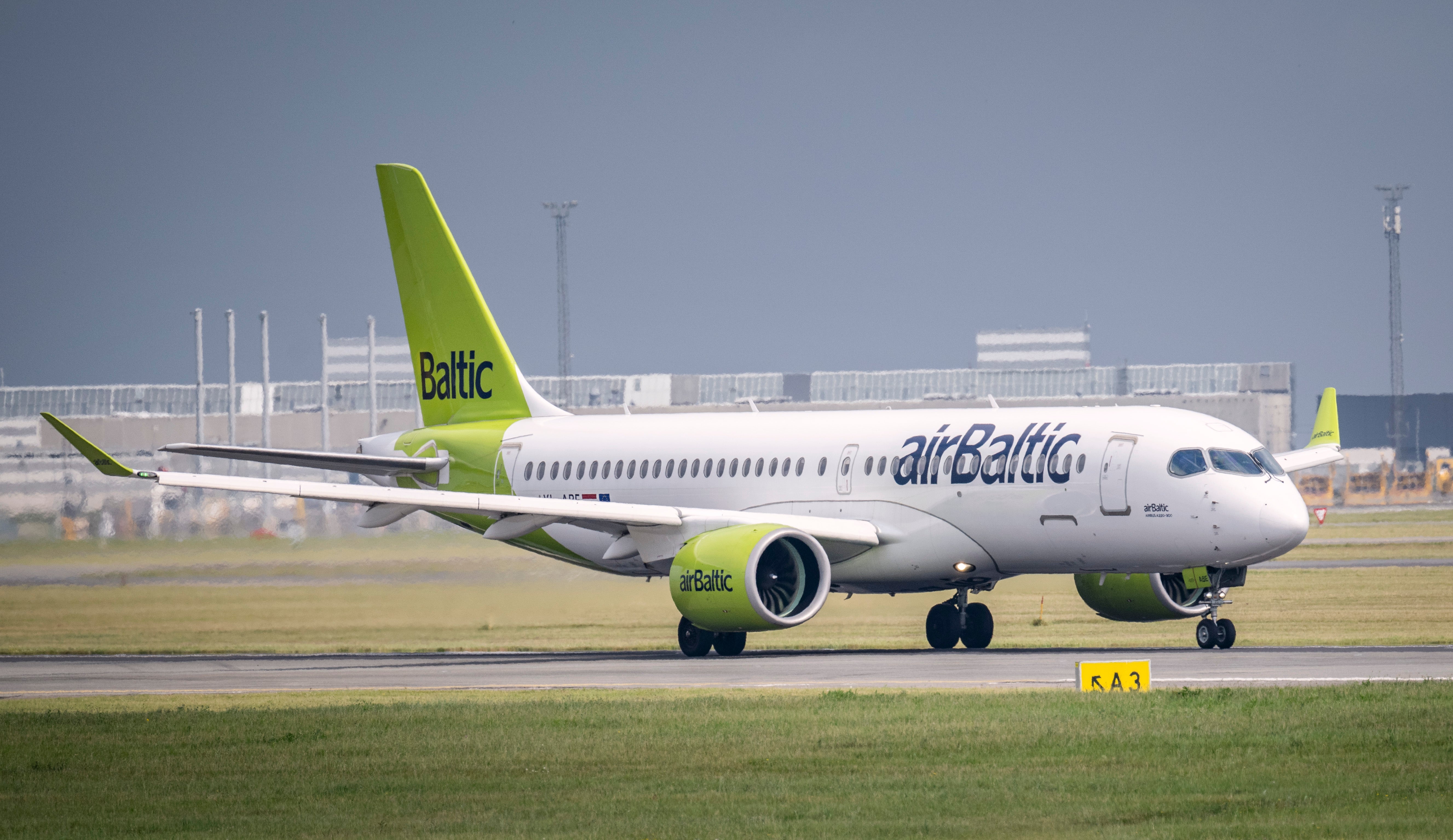 Ett flygplan från Air Baltic på startbanan.