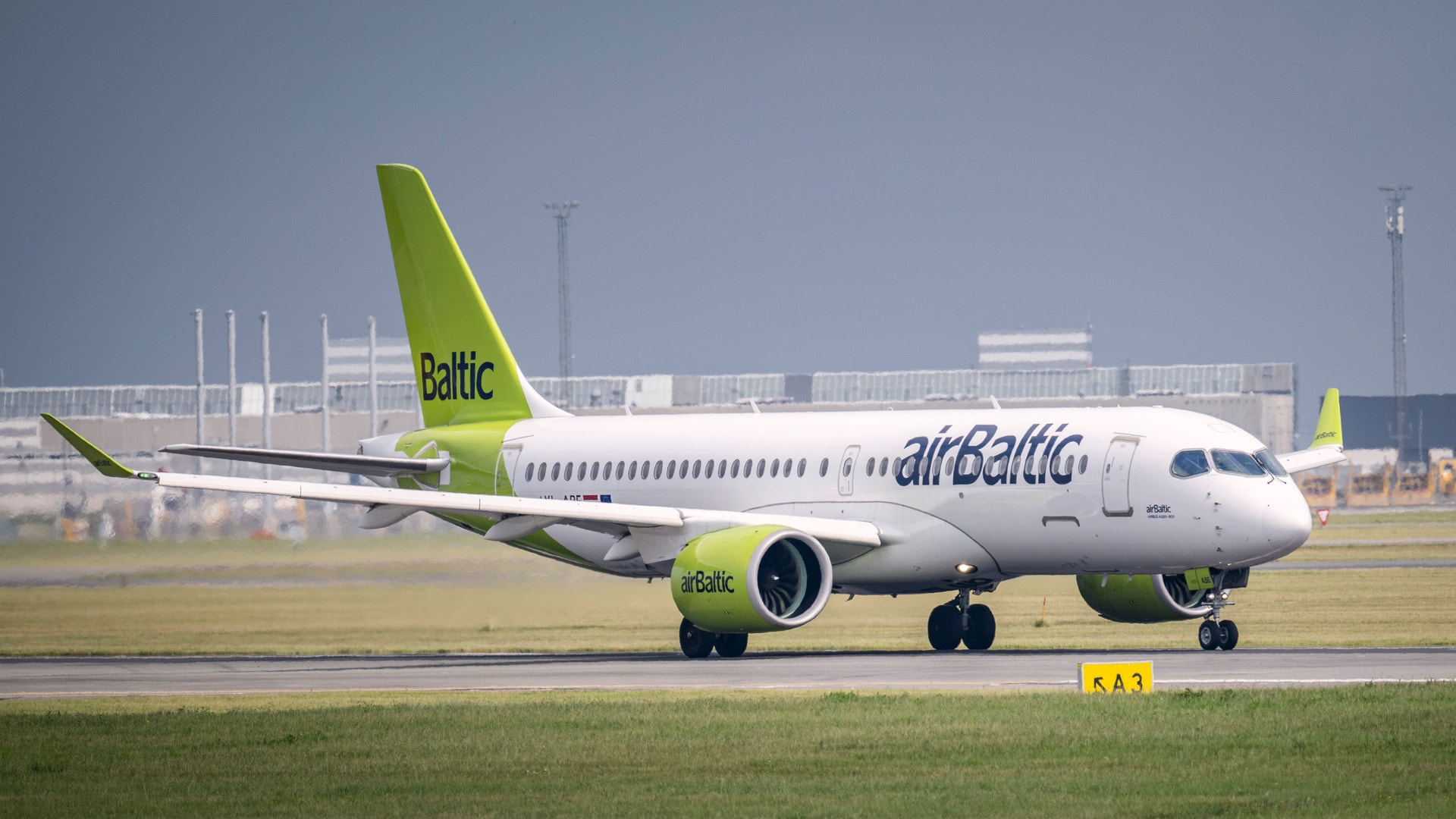 Ett flygplan från Air Baltic på startbanan.
