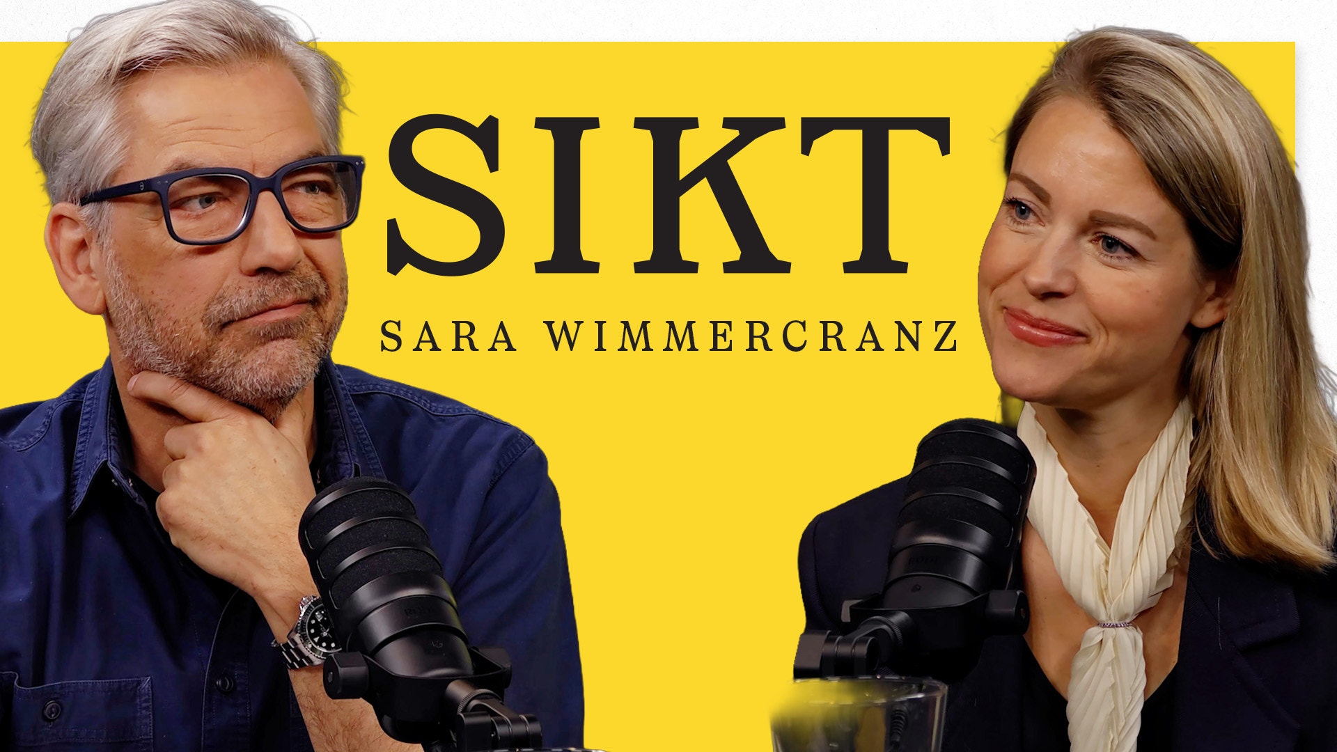 Två personer i en podcastintervju med mikrofoner framför en gul bakgrund.