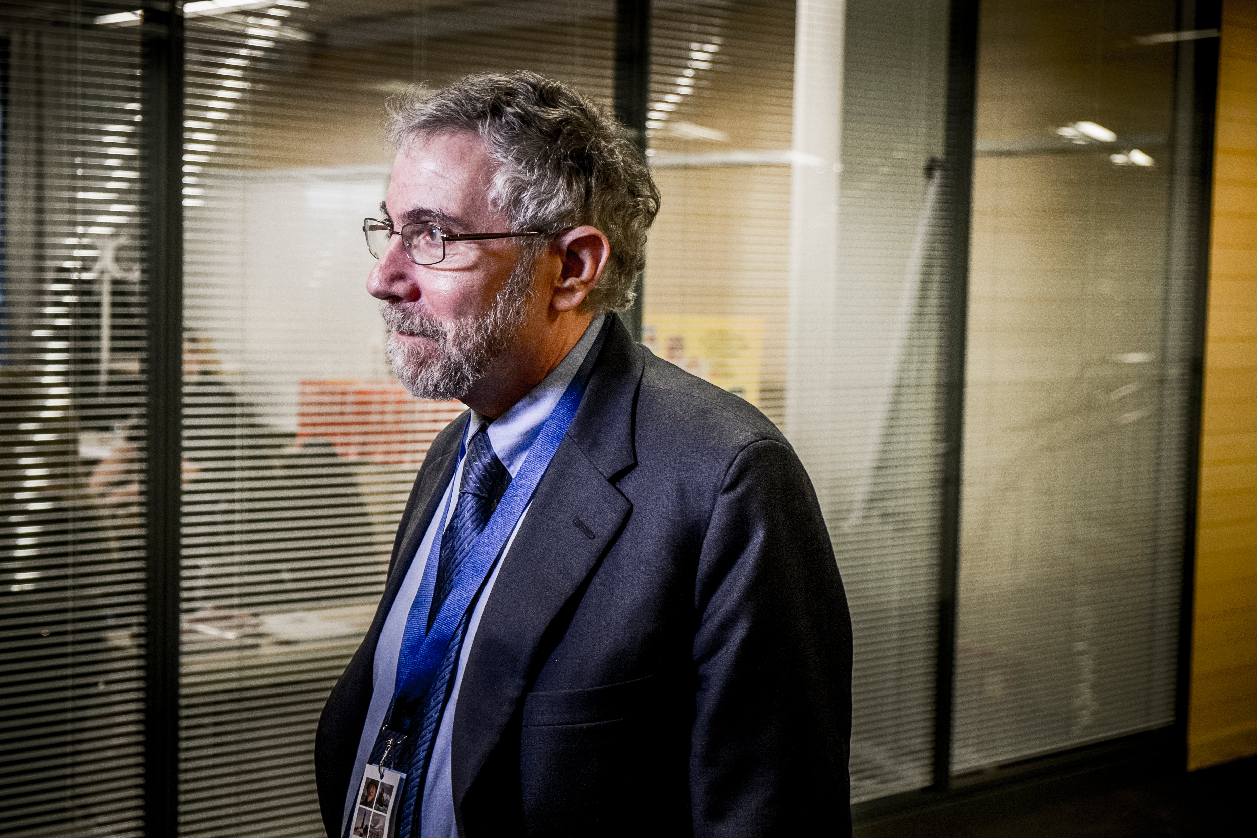 Nobelpristagaren Paul Krugman varnar för att Frankrike kan vara för stort för att räddas, med stigande statsskuld och räntor.