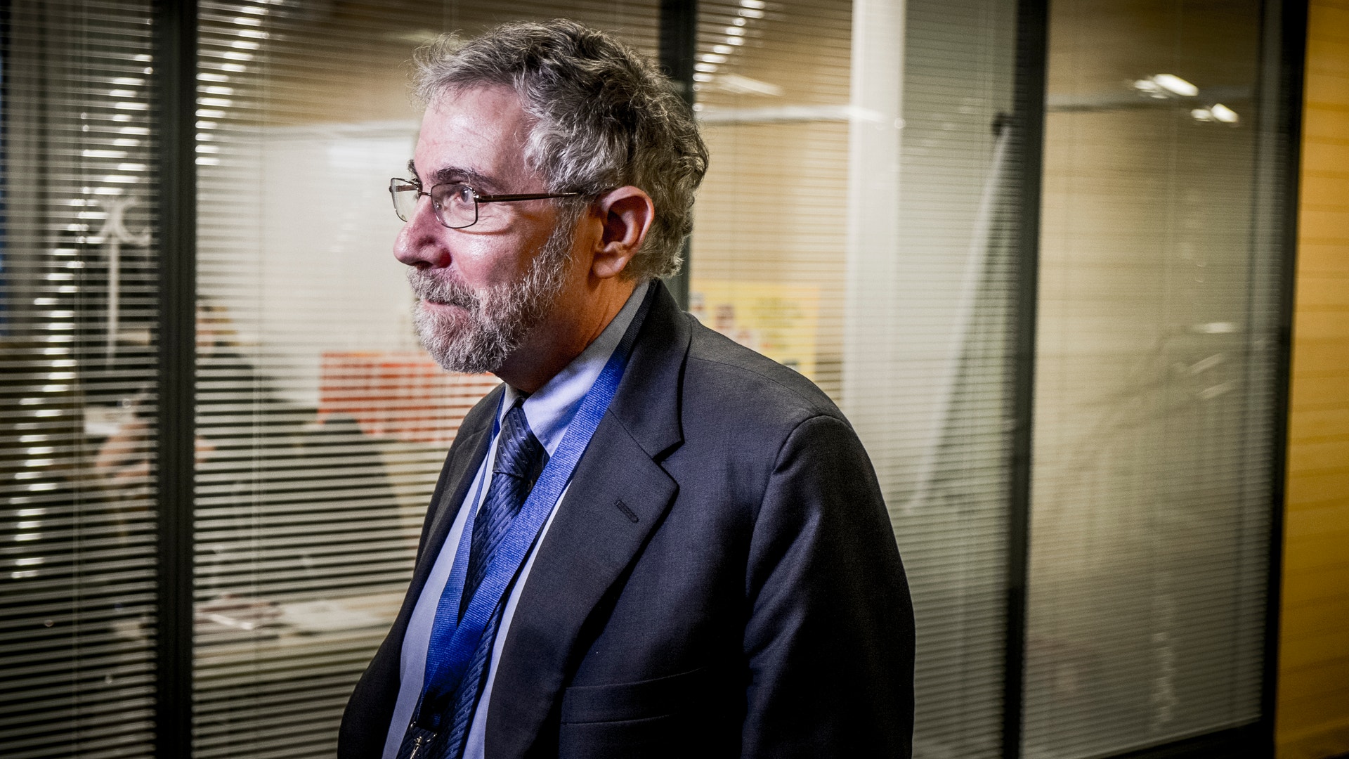 Nobelpristagaren Paul Krugman varnar för att Frankrike kan vara för stort för att räddas, med stigande statsskuld och räntor.