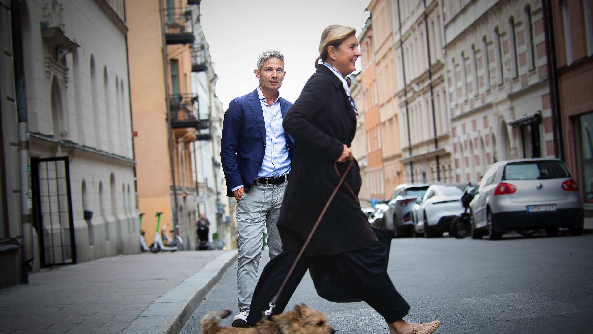 Daniel Waldenström går på Stockholms gator. Framför honom springer en kvinna förbi med sin hund.