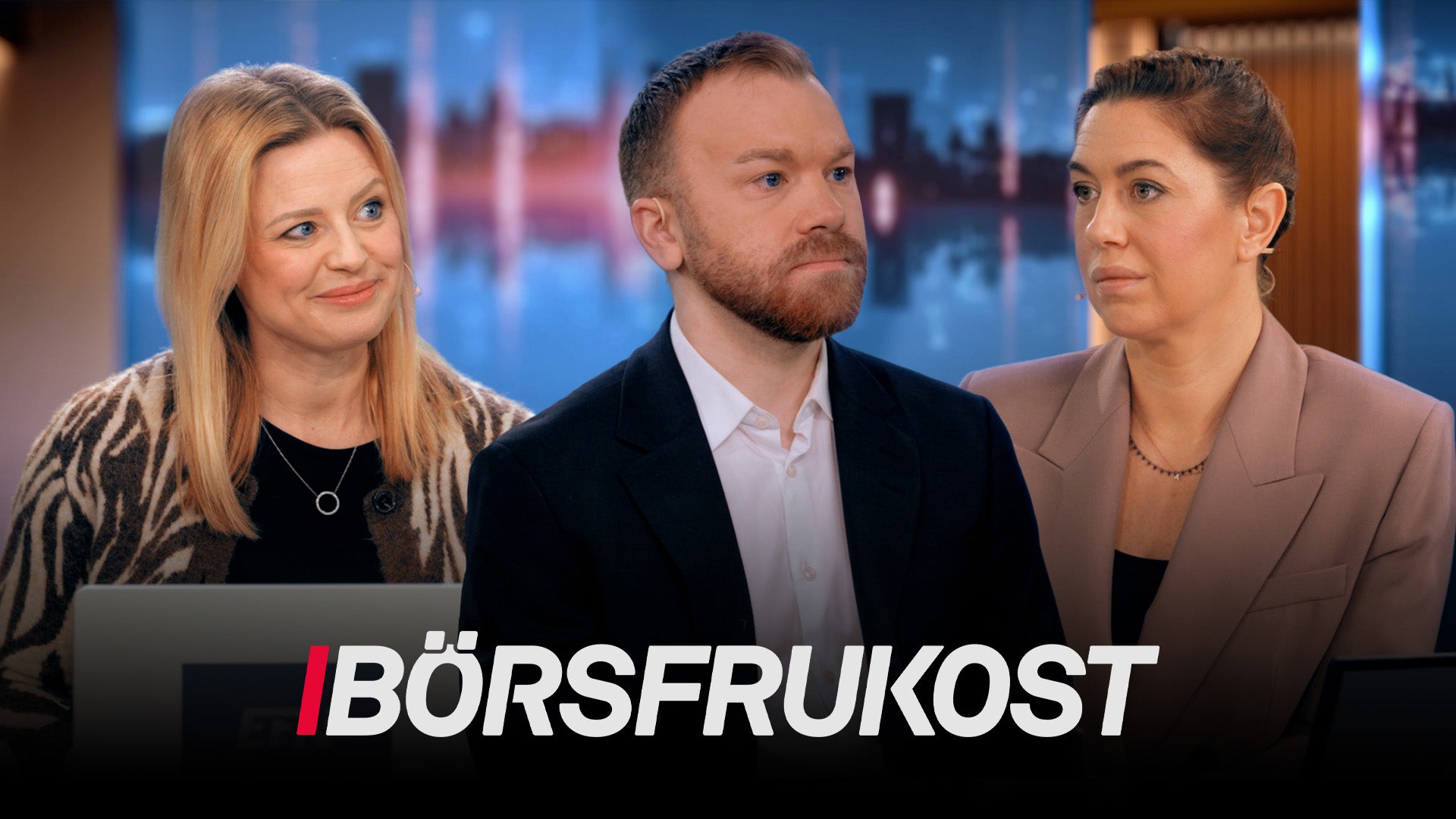 Tre personer i en tv-studio med stadssilhuett i bakgrunden. Texten "Börsfrukost" visas längst ned.