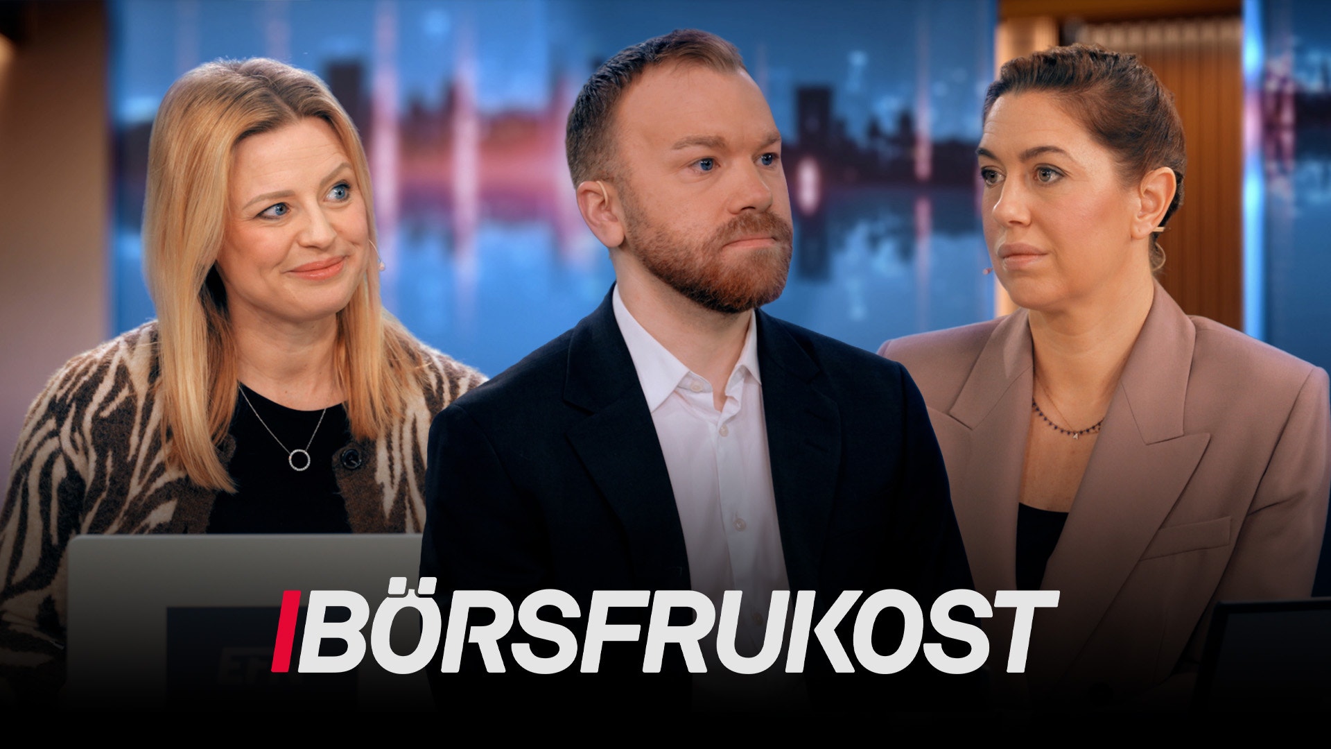 Tre personer i en tv-studio med stadssilhuett i bakgrunden. Texten "Börsfrukost" visas längst ned.