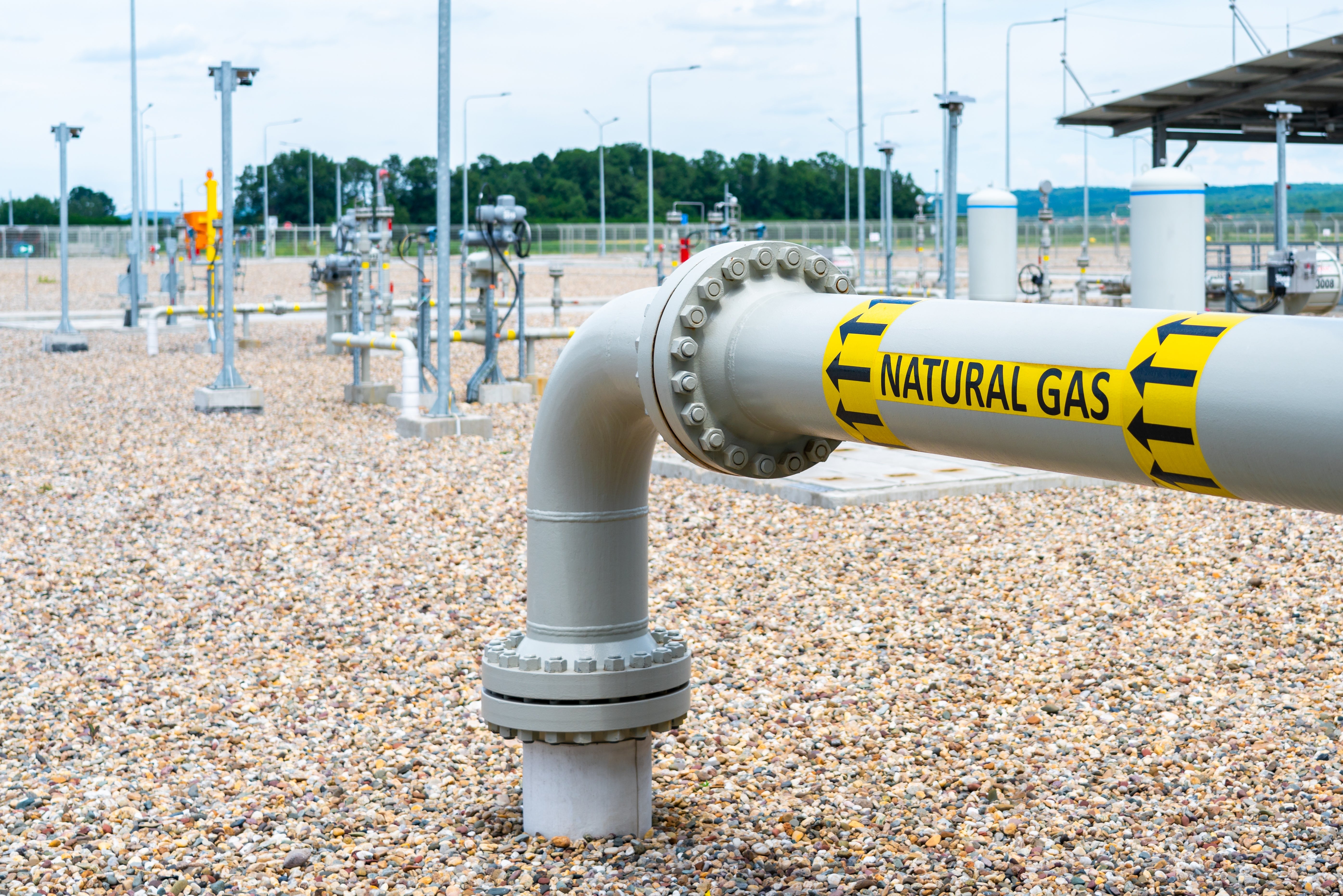 En ett rör med texten "Natural Gas" går ner i marken.