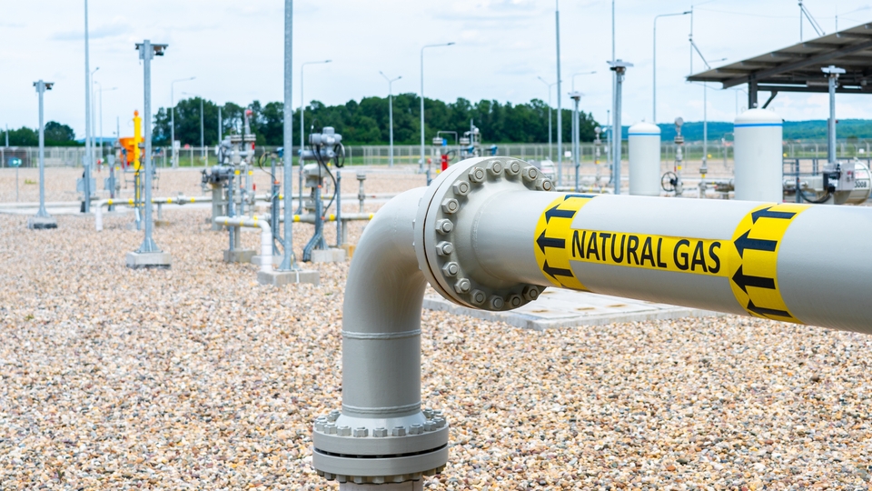 En ett rör med texten "Natural Gas" går ner i marken.